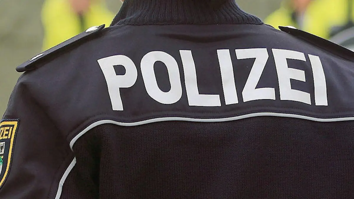 ARCHIV - Die Polizei Sachsen-Anhalts stellt am 10.11.2014 in Magdeburg (Sachsen-Anhalt) einen neuartigen Sirenenton und Blinklicht vor. Auf einer Pk informiert die Gewerkschaft der Polizei des Landes Sachsen-Anhalt zum Thema «Verstärkung für die Polizei». Foto: Jens Wolf/dpa (zu Vorausmeldung lah vom 25.01.2016) +++(c) dpa - Bildfunk+++