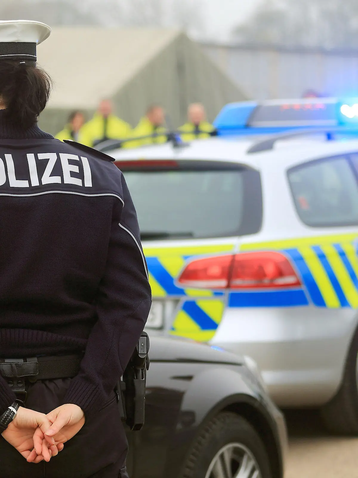 ARCHIV - Die Polizei Sachsen-Anhalts stellt am 10.11.2014 in Magdeburg (Sachsen-Anhalt) einen neuartigen Sirenenton und Blinklicht vor. Auf einer Pk informiert die Gewerkschaft der Polizei des Landes Sachsen-Anhalt zum Thema «Verstärkung für die Polizei». Foto: Jens Wolf/dpa (zu Vorausmeldung lah vom 25.01.2016) +++(c) dpa - Bildfunk+++
