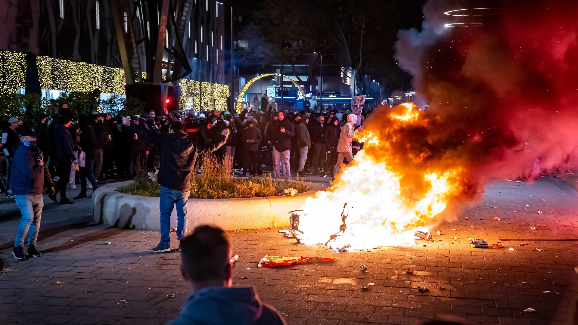 2021-11-19 20:22:30 ROTTERDAM - Bei einem Protest gegen die 2G-Politik auf dem Coolsingel wurde ein Roller in Brand gesetzt. Dort haben sich Hunderte Demonstranten versammelt, um gegen die verschärften Maßnahmen zu protestieren. ANP MEDIA-TV