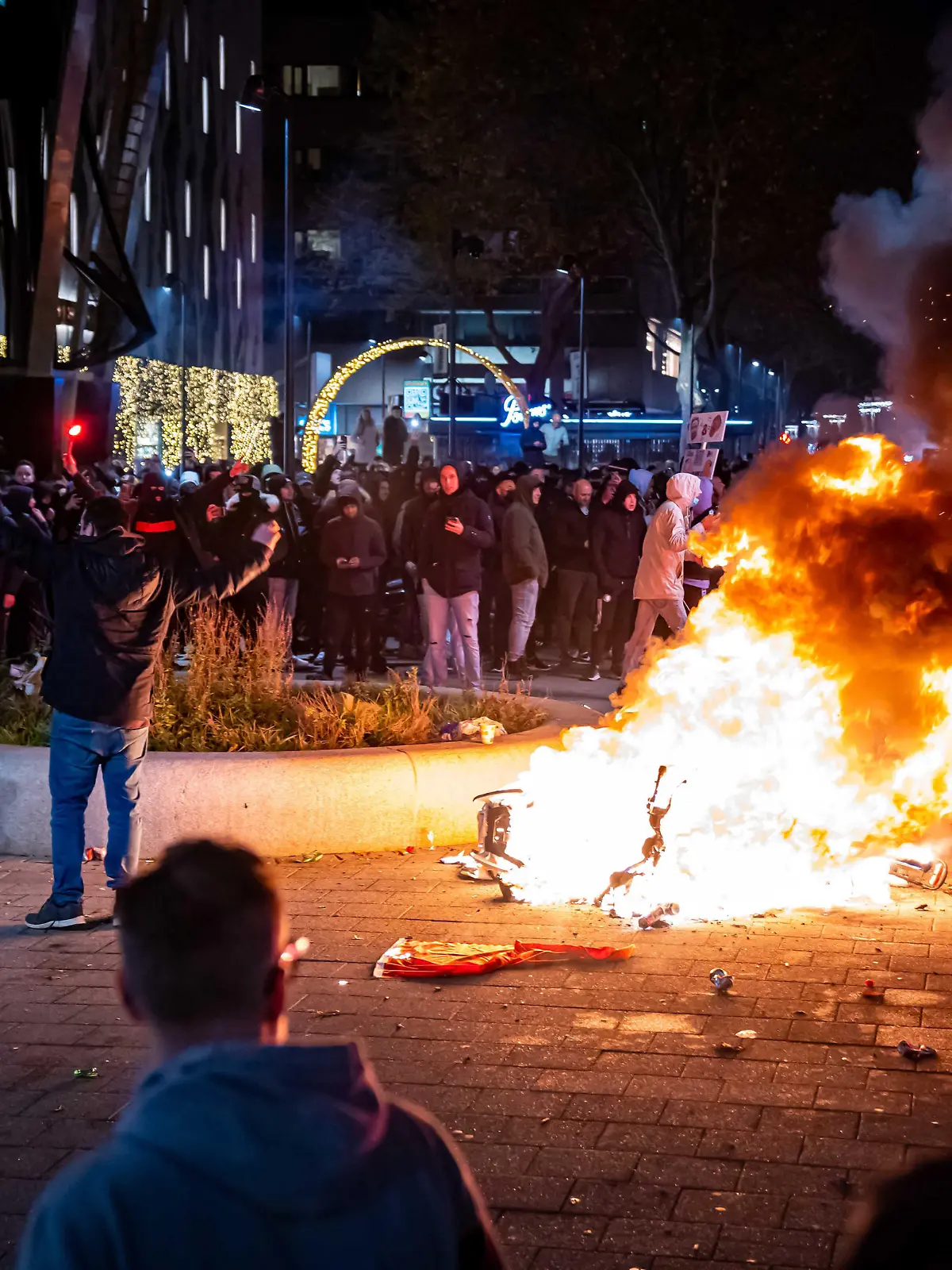 2021-11-19 20:22:30 ROTTERDAM - Bei einem Protest gegen die 2G-Politik auf dem Coolsingel wurde ein Roller in Brand gesetzt. Dort haben sich Hunderte Demonstranten versammelt, um gegen die verschärften Maßnahmen zu protestieren. ANP MEDIA-TV