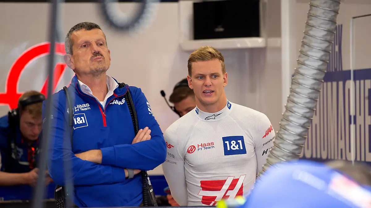 FORMULA 1 HEINEKEN DUTCH GRAND PRIX 2022 / 02.09.2022, Circuit Park Zandvoort, Zandvoort, FORMULA 1 HEINEKEN DUTCH GRAND PRIX 2022 , im Bild Mick Schumacher DEU, Haas F1 Team mit Teamchef Günther Steiner Haas F1 Team. *** FORMULA 1 HEINEKEN DUTCH GRAND PRIX 2022 02 09 2022, Circuit Park Zandvoort, Zandvoort, FORMULA 1 HEINEKEN DUTCH GRAND PRIX 2022 , in picture Mick Schumacher DEU , Haas F1 Team with Team Principal Günther Steiner Haas F1 Team nordphotoxGmbHx/xBratic nph00250 