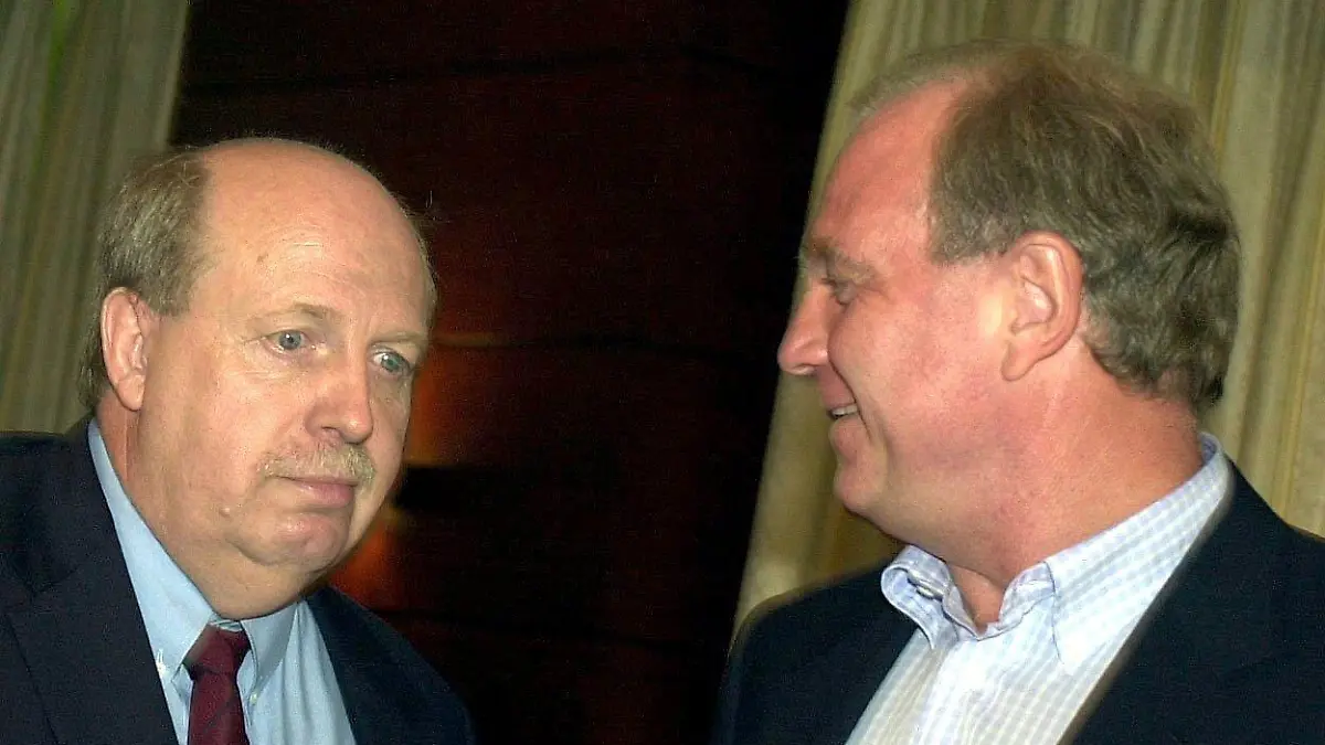 Die Manager der Erzrivalen aus der vergangenen Fußball-Bundesligasaison, Reiner Calmund von Bayer 04 Leverkusen (l) und Uli Hoeneß vom FC Bayern München, treffen am 03.07.2001 in München zur Vorstellung des Liga Pokals 2001 zusammen. Beide Vereine werden vom 11. bis 21. Juli in diesem Wettbewerb antreten.