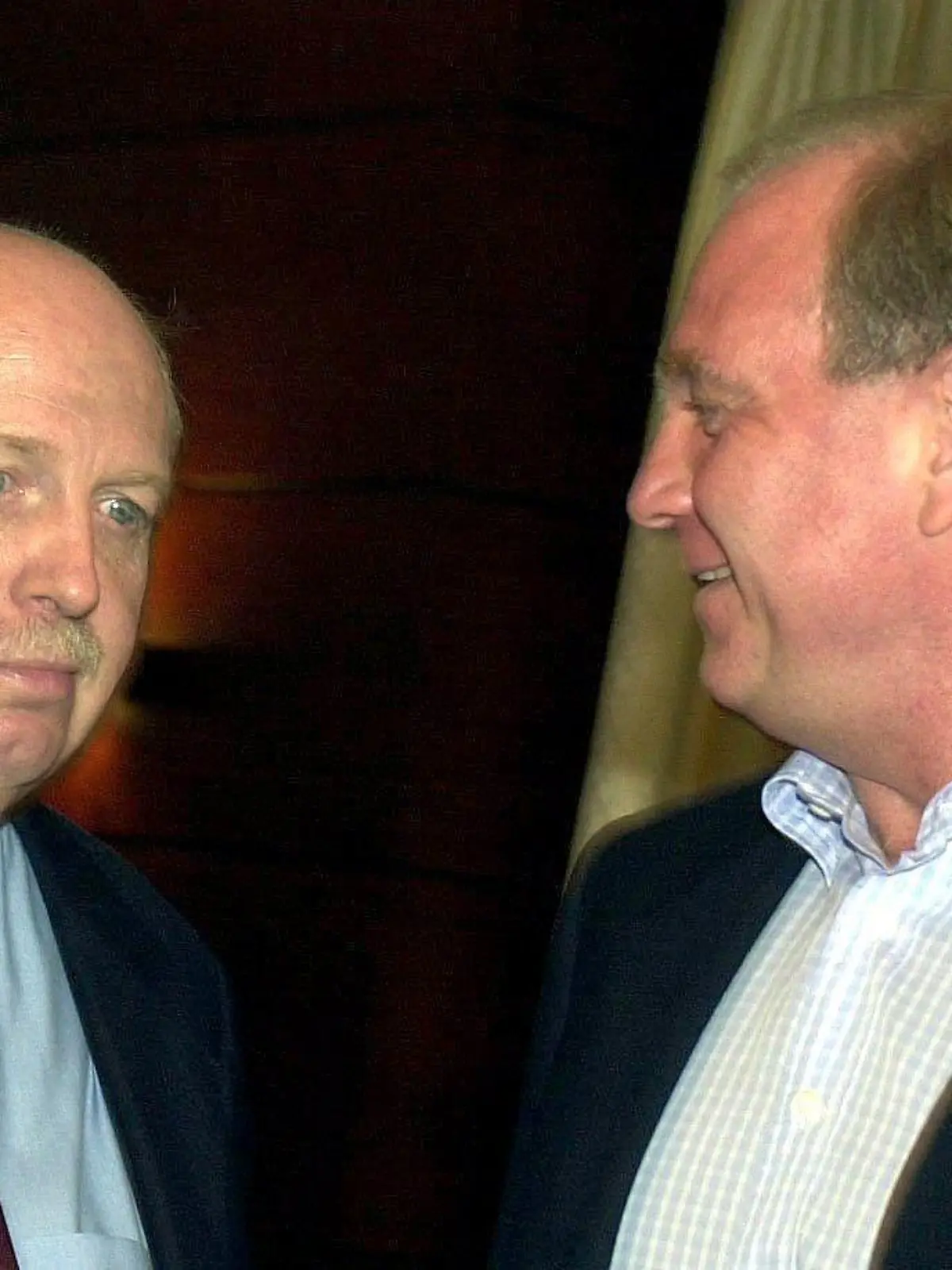 Die Manager der Erzrivalen aus der vergangenen Fußball-Bundesligasaison, Reiner Calmund von Bayer 04 Leverkusen (l) und Uli Hoeneß vom FC Bayern München, treffen am 03.07.2001 in München zur Vorstellung des Liga Pokals 2001 zusammen. Beide Vereine werden vom 11. bis 21. Juli in diesem Wettbewerb antreten.