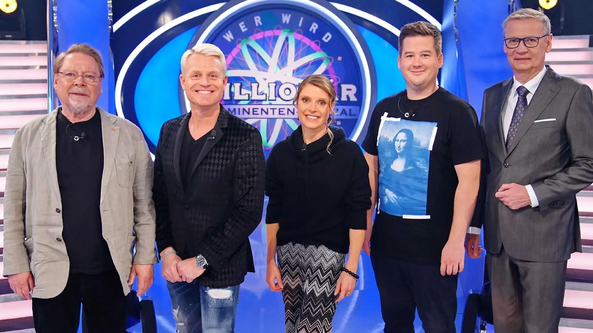 Moderator Günther Jauch (r.) mit seinen prominenten Kandidaten Jürgen von der Lippe, Guido Cantz, Evi Sachenbacher-Stehle, Chris Tall (v.l.)
Die Verwendung des sendungsbezogenen Materials ist nur mit dem Hinweis und Verlinkung auf RTL+ gestattet.