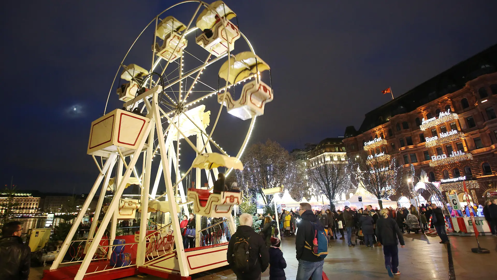 Weihnachtsmarkt in Hamburg 07.12.2019, DEU, Deutschland, Hamburg: Passanten sind am Weihnachtsmarkt Weisser Zauber unterwegs. Hamburg Hamburg Deutschland *** Christmas Market in Hamburg 07 12 2019, DEU, Germany, Hamburg Passers-by are on their way at the White Magic Christmas Market Hamburg Hamburg Germany