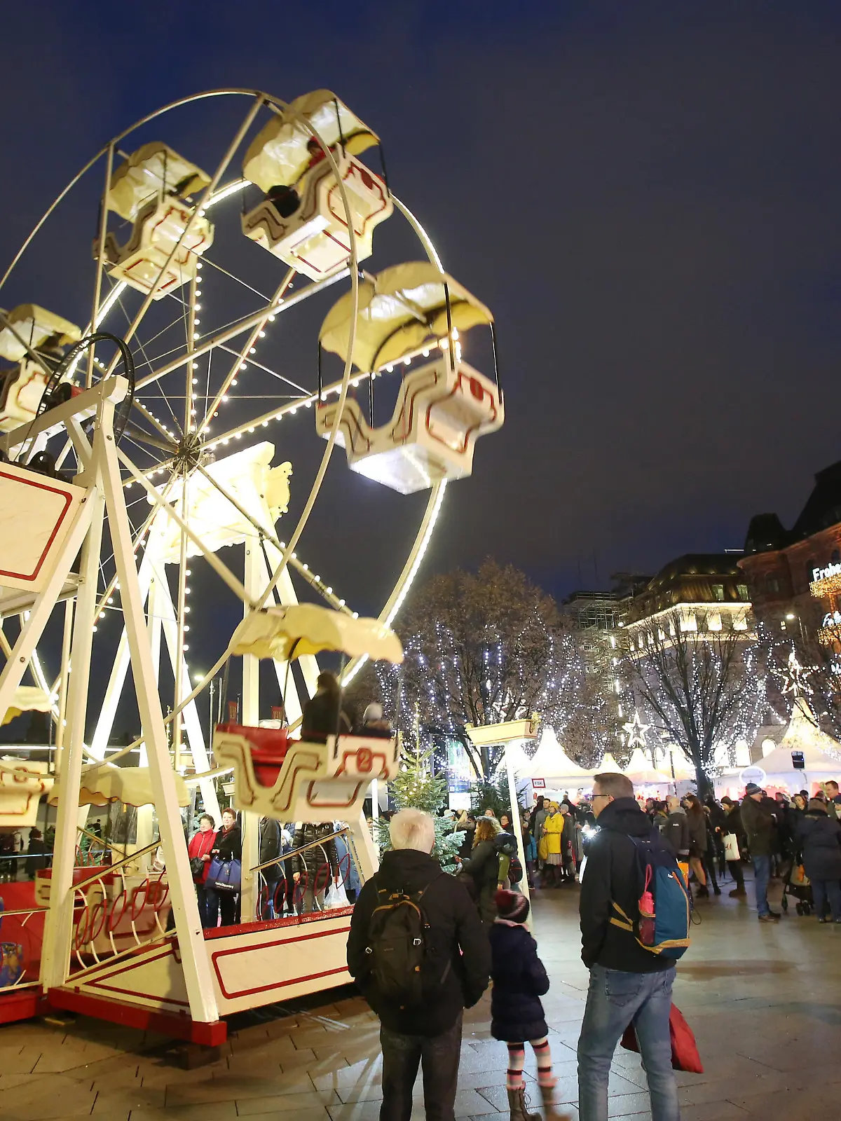 Weihnachtsmarkt in Hamburg 07.12.2019, DEU, Deutschland, Hamburg: Passanten sind am Weihnachtsmarkt Weisser Zauber unterwegs. Hamburg Hamburg Deutschland *** Christmas Market in Hamburg 07 12 2019, DEU, Germany, Hamburg Passers-by are on their way at the White Magic Christmas Market Hamburg Hamburg Germany 