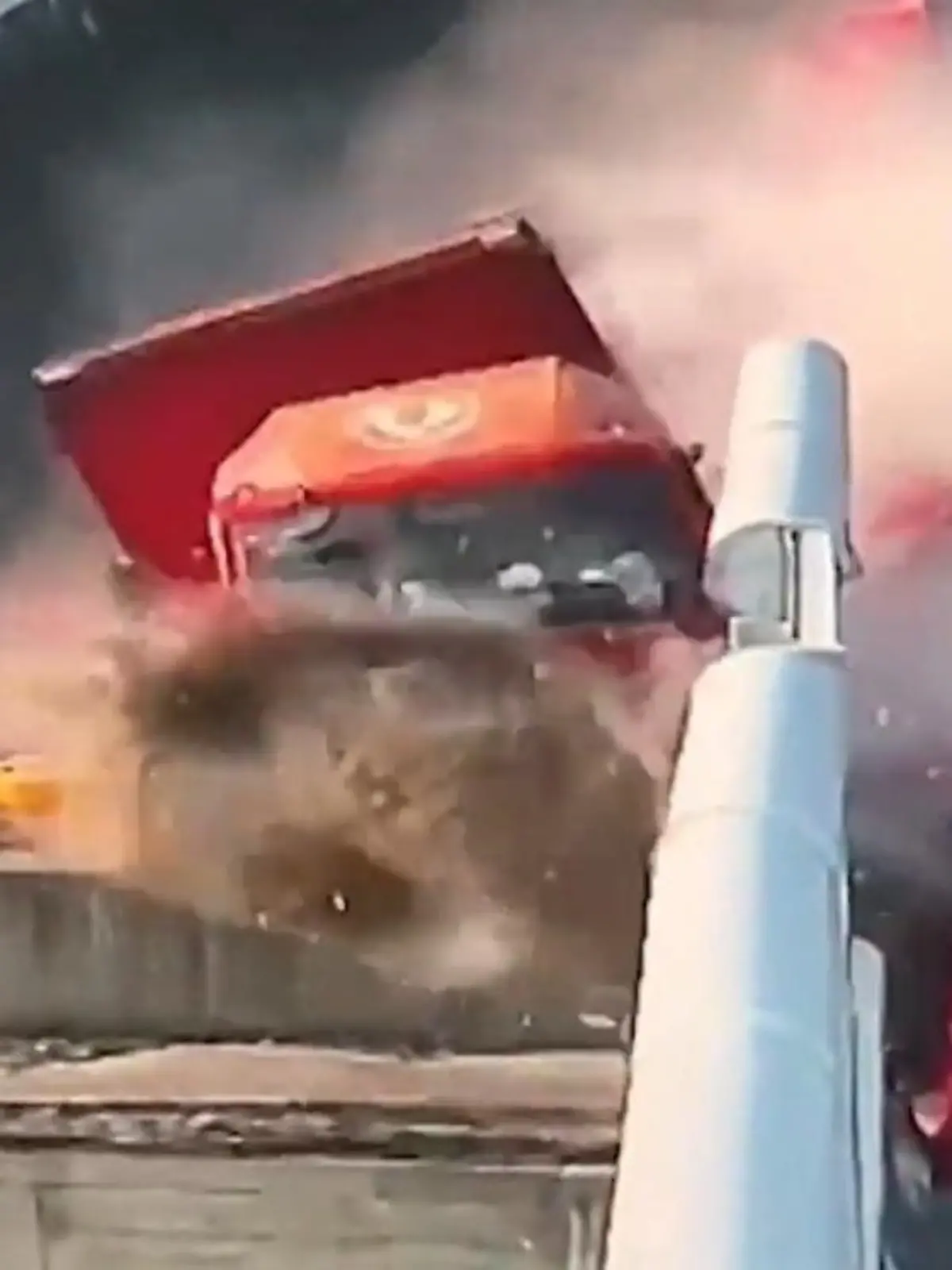 Der Moment, indem der LKW-Fahrer die Absperrung durchbricht
