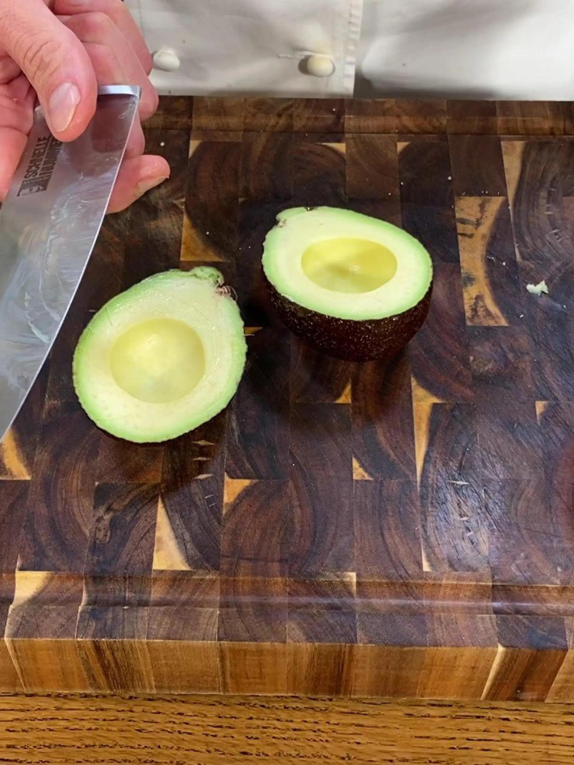 Avocados perfekt schneiden - Profi Steffen Henssler zeigt, wie!
