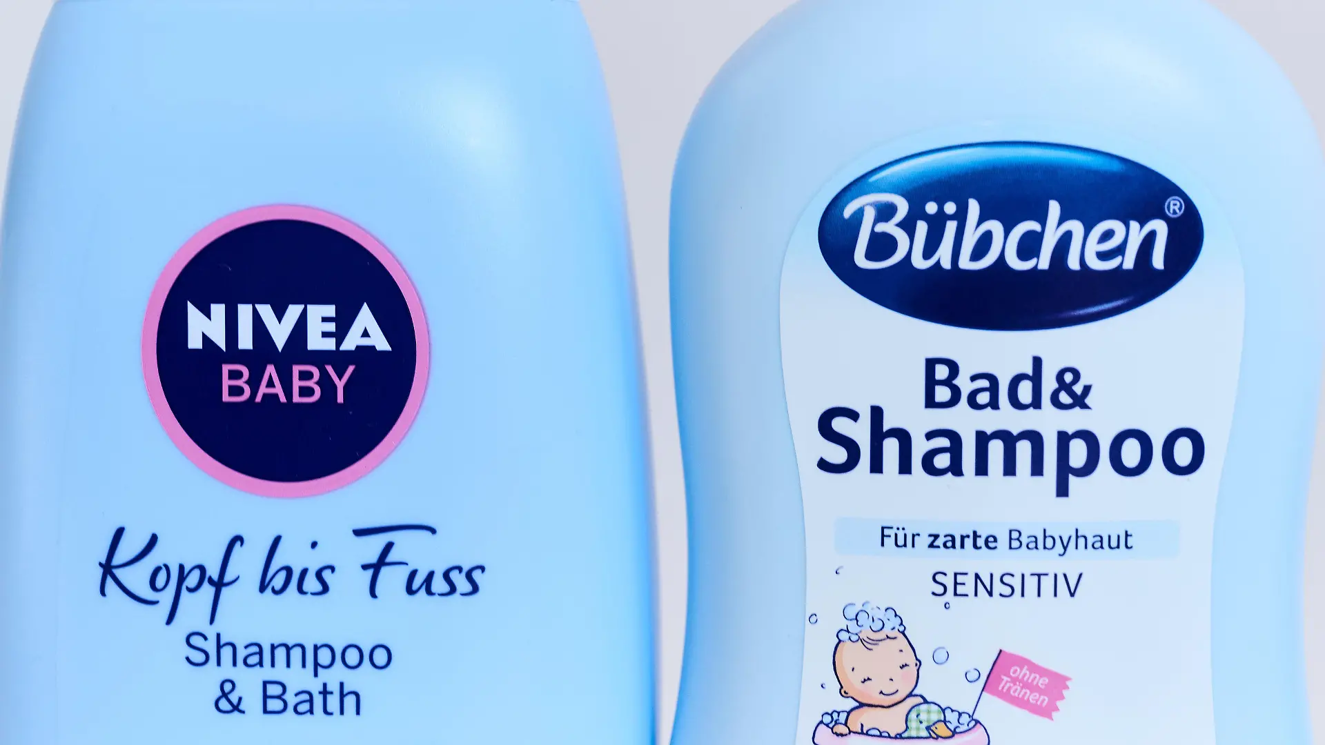 24.08.2021, Berlin: ILLUSTRATION - Shampoo und Duschbad Pflege-Produkte für Babys der Hersteller Bübchen (r) und Nivea. Der zu Katjes gehörende Babypflege-Hersteller Bübchen wirft Wettbewerber Beiersdorf vor, bei seiner Marke Nivea Baby die Aufmachung der Bübchen-Produkte nachgeahmt zu haben. Beiersdorf weist das zurück. Jetzt soll das Düsseldorfer Landgericht über den Fall entscheiden. Foto: Annette Riedl/dpa +++ dpa-Bildfunk +++