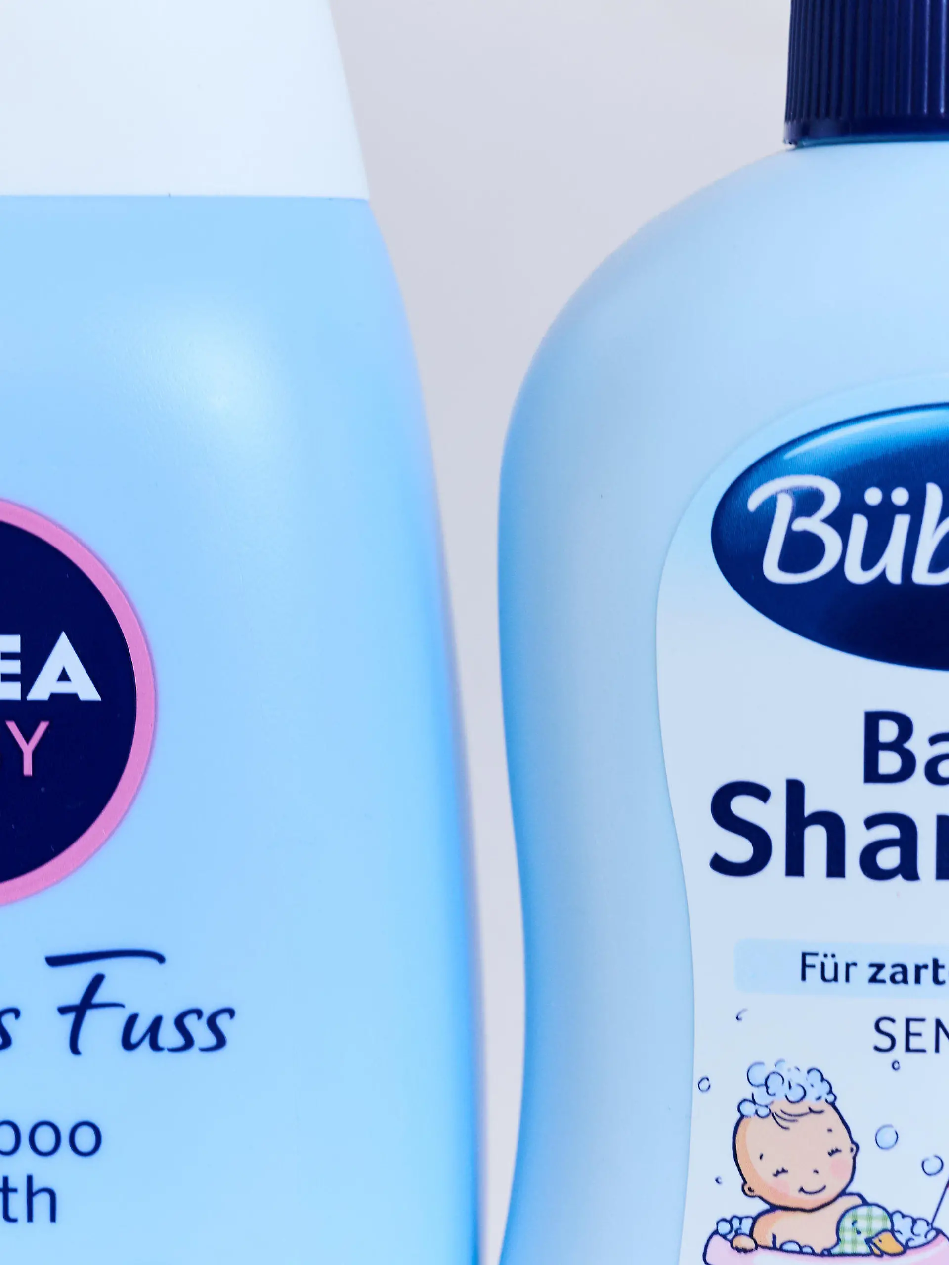 24.08.2021, Berlin: ILLUSTRATION -  Shampoo und Duschbad Pflege-Produkte für Babys der Hersteller Bübchen (r) und Nivea. Der zu Katjes gehörende Babypflege-Hersteller Bübchen wirft Wettbewerber Beiersdorf vor, bei seiner Marke Nivea Baby die Aufmachung der Bübchen-Produkte nachgeahmt zu haben. Beiersdorf weist das zurück. Jetzt soll das Düsseldorfer Landgericht über den Fall entscheiden. Foto: Annette Riedl/dpa +++ dpa-Bildfunk +++