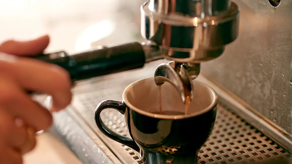 Closeup shot of a barista preparing fresh coffee in a cafehttp://195.154.178.81/DATA/i_collage/pu/shoots/805311.jpg