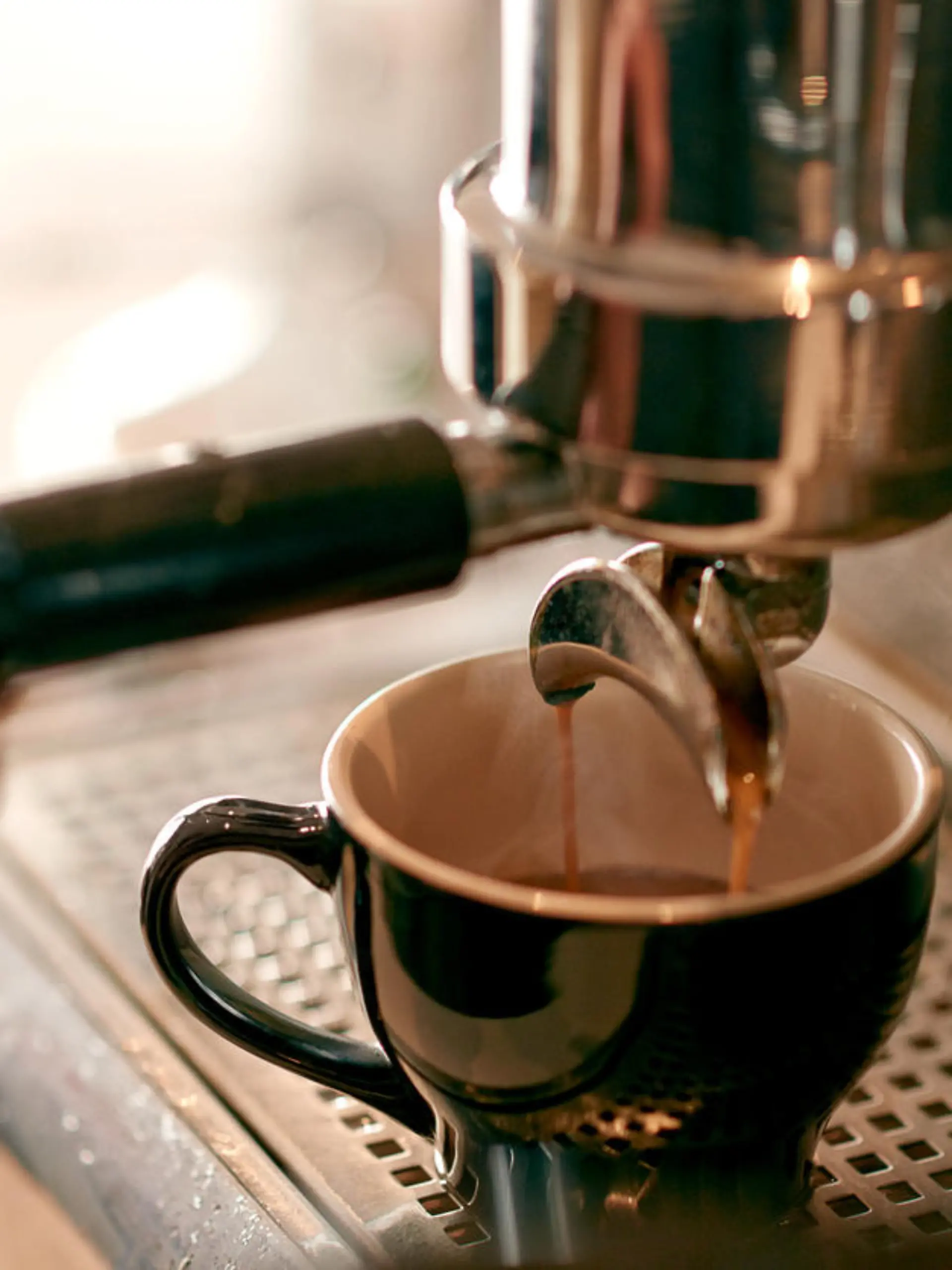 Closeup shot of a barista preparing fresh coffee in a cafehttp://195.154.178.81/DATA/i_collage/pu/shoots/805311.jpg