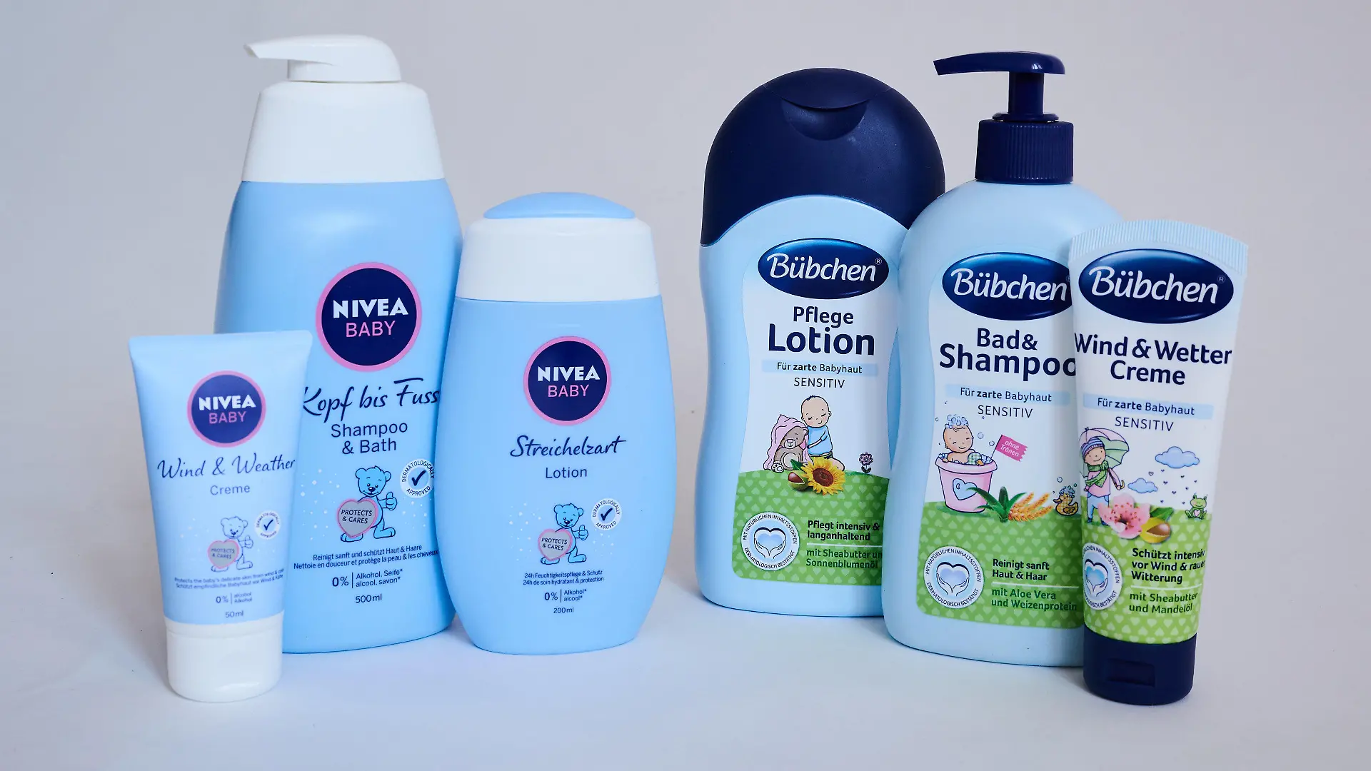 ARCHIV - 24.08.2021, Berlin: ILLUSTRATION - Unterschiedliche Pflege-Produkte für Babys der Marken Bübchen (rechte Seite) und Nivea. Der Babypflege-Hersteller Bübchen ist mit einer Klage wegen Verstoßes gegen das Wettbewerbsrecht gegen den Nivea-Mutterkonzern Beiersdorf gescheitert. Die Bübchen Skincare GmbH hatte dem Konkurrenten Nivea vorgeworfen, bei seiner Babypflege-Serie das Bübchen-Produktdesign kopiert zu haben. Das Düsseldorfer Landgericht wies die Klage jedoch am Mittwoch ab. (zu dpa: Bübchen unterliegt im Streit mit Beiersdorf) Foto: Annette Riedl/dpa +++ dpa-Bildfunk +++