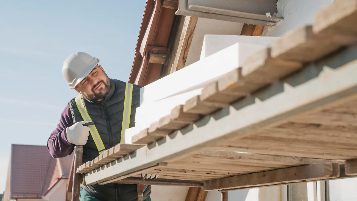 Construction worker with polystyrene foam working at site || Modellfreigabe vorhanden