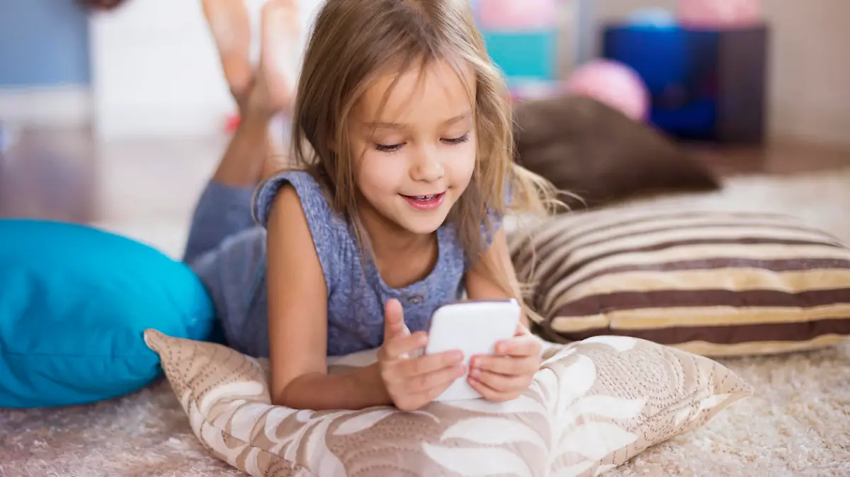 Kind mit Smartphone