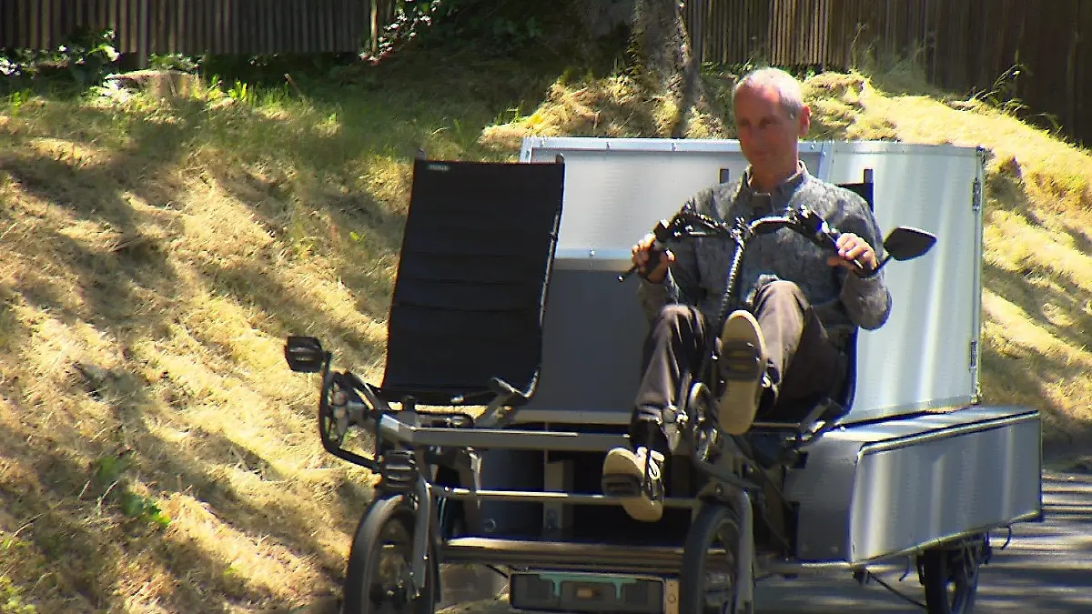 Bestatter Jürgen Dahlfeld transportiert Leichen mit dem Lastenfahrrad.