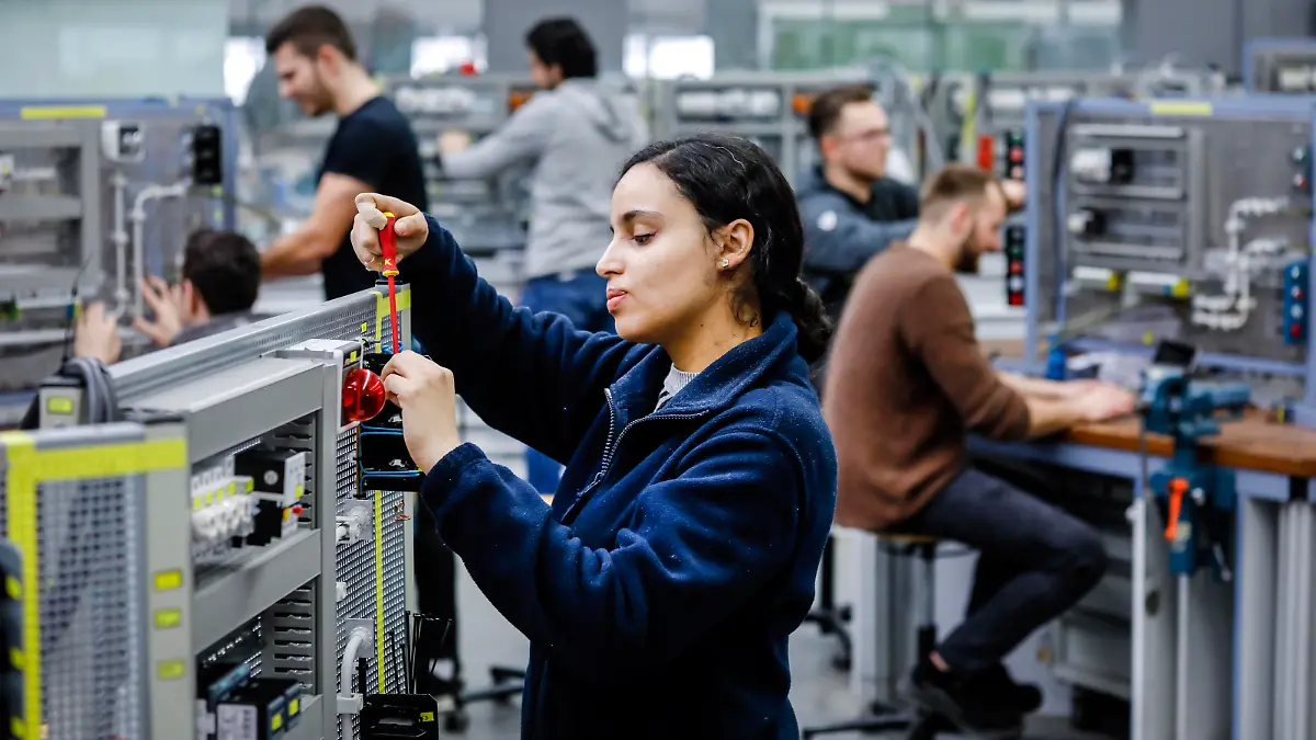 12.02.2020, Remscheid, Nordrhein-Westfalen, Deutschland - Auszubildende Frau in Elektroberufen, eine Industrieelektrikerin montiert einen Schaltkreis, Berufsbildungszentrum der Remscheider Metall- und Elektroindustrie. || Modellfreigabe vorhanden