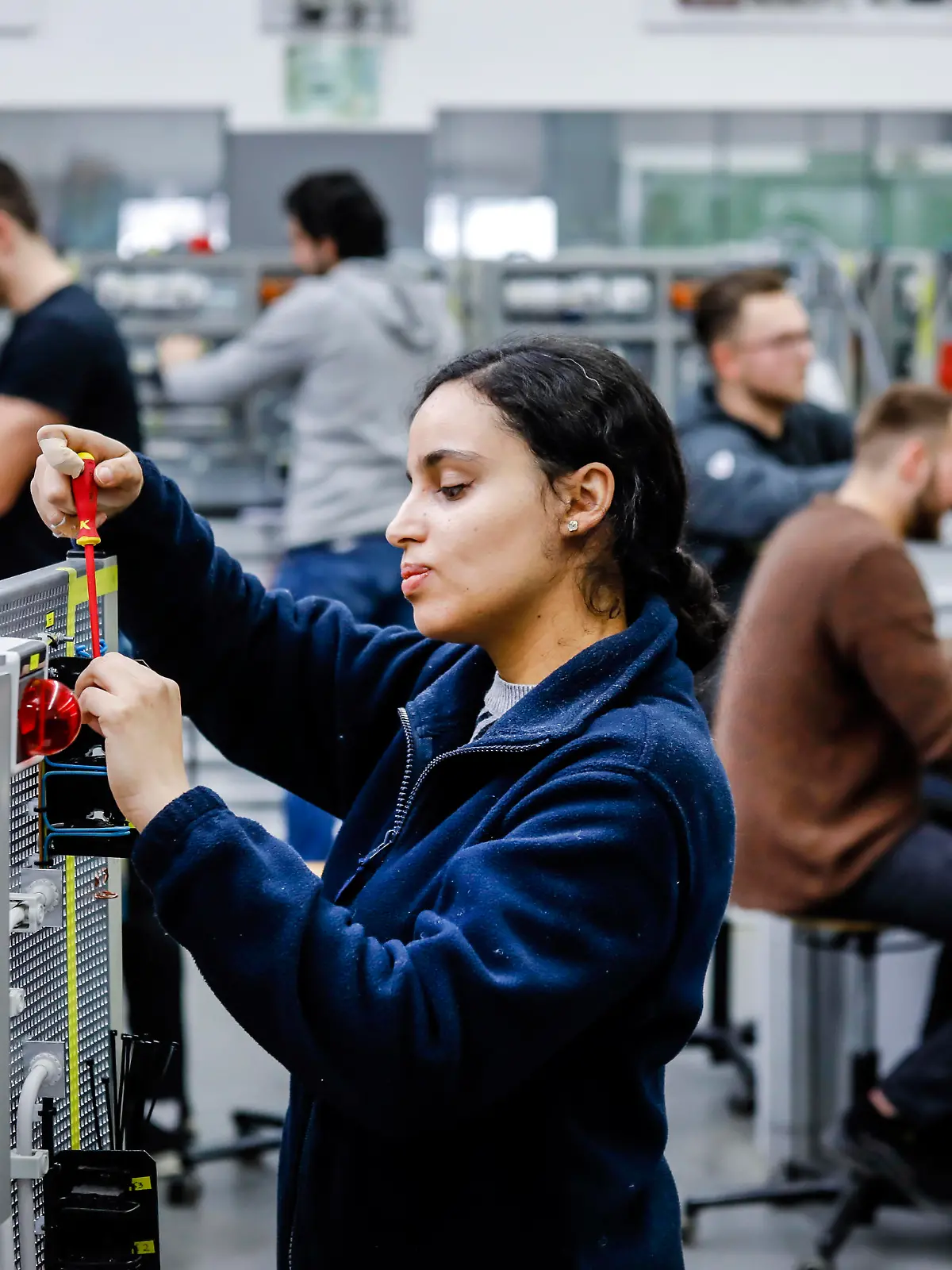 12.02.2020, Remscheid, Nordrhein-Westfalen, Deutschland - Auszubildende Frau in Elektroberufen, eine Industrieelektrikerin montiert einen Schaltkreis, Berufsbildungszentrum der Remscheider Metall- und Elektroindustrie. || Modellfreigabe vorhanden