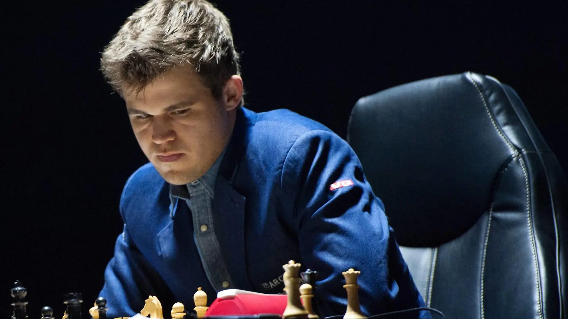 SOCHI, RUSSIA. NOVEMBER 23, 2014. Norway s Magnus Carlsen plays against India s Viswanathan (Vishy) Anand (not pictured) during a 2014 FIDE World Chess Championship match. Nina Zotina/TASS PUBLICATIONxINxGERxAUTxONLY RE1559E8
Sochi Russia November 23 2014 Norway s Magnus Carlsen Plays Against India s Viswanathan Vishy Anand Not during A 2014 FIDE World Chess Championship Match Nina TASS PUBLICATIONxINxGERxAUTxONLY