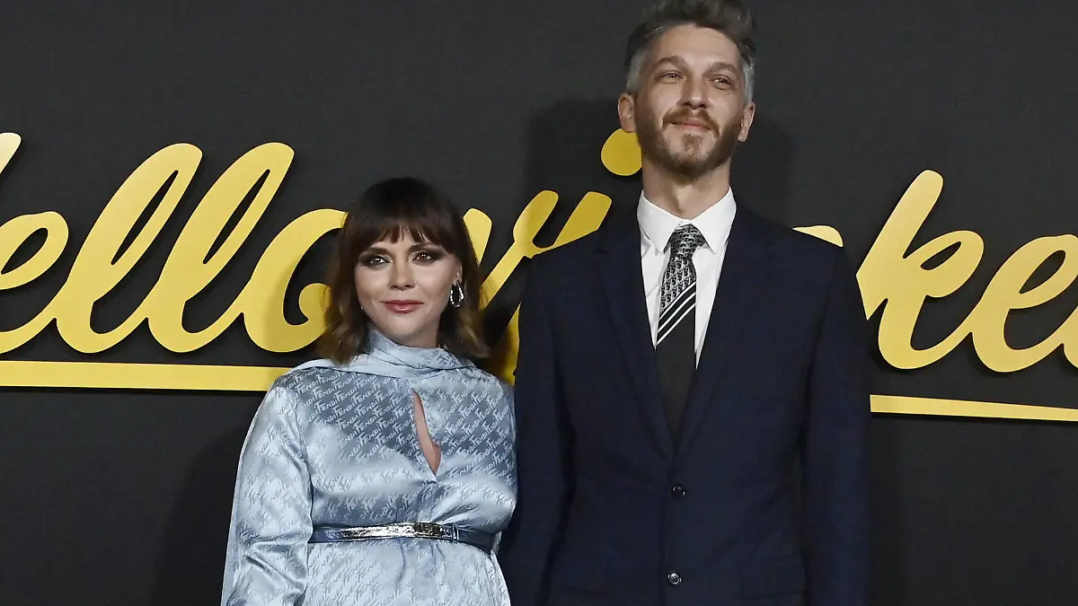  Cast member Christina Ricci and her husband Mark Hampton attend the premiere of Showtime s dramatic horror thriller TV series Yellowjackets at the Hollywood Legion Post 43 in Los Angeles on Wednesday, November 10, 2021. Storyline: A team of wildly talented high school girls soccer players who become the unlucky survivors of a plane crash deep in the Ontario wilderness. PUBLICATIONxINxGERxSUIxAUTxHUNxONLY LAP2021111003 JIMxRUYMEN