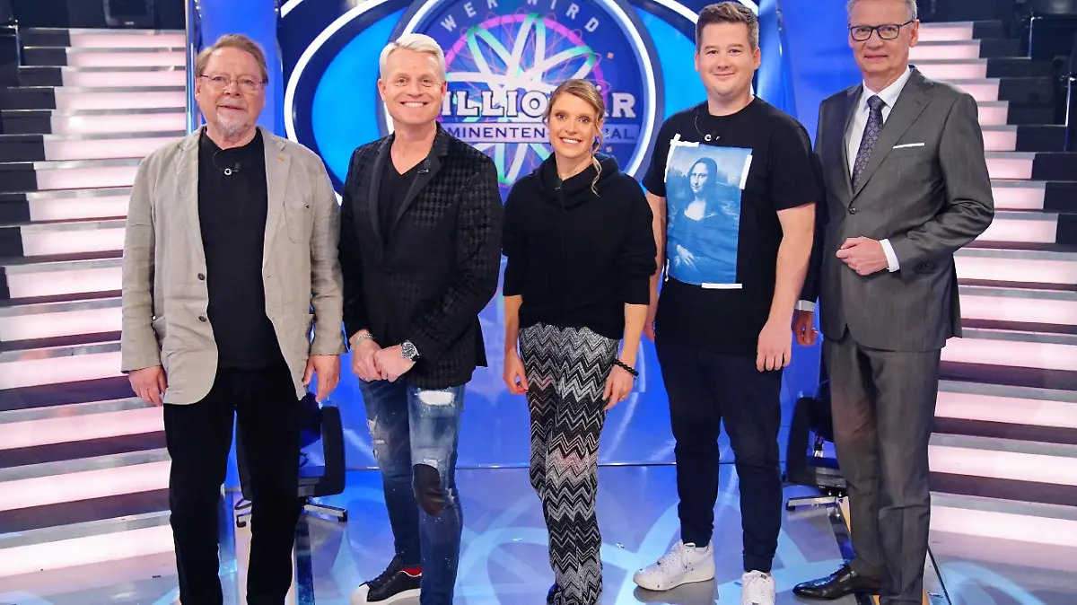 Moderator Günther Jauch (r.) mit seinen prominenten Kandidaten Jürgen von der Lippe, Guido Cantz, Evi Sachenbacher-Stehle, Chris Tall (v.l.)
Die Verwendung des sendungsbezogenen Materials ist nur mit dem Hinweis und Verlinkung auf RTL+ gestattet.