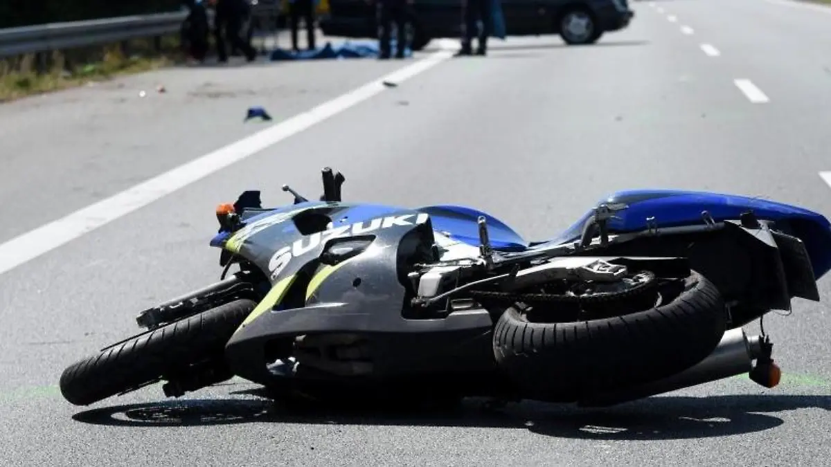 Das Motorrad eines jungen Mannes liegt auf einer Autobahn auf der Straße. Foto: Jürgen Mahnke/Archiv