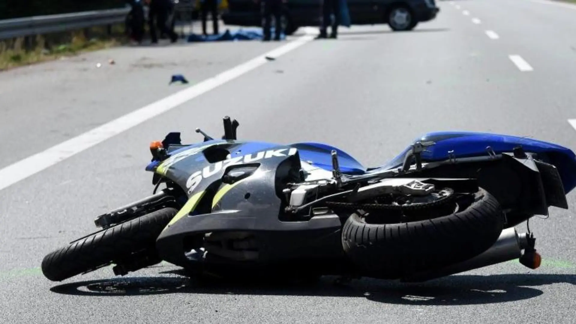 Das Motorrad eines jungen Mannes liegt auf einer Autobahn auf der Straße. Foto: Jürgen Mahnke/Archiv