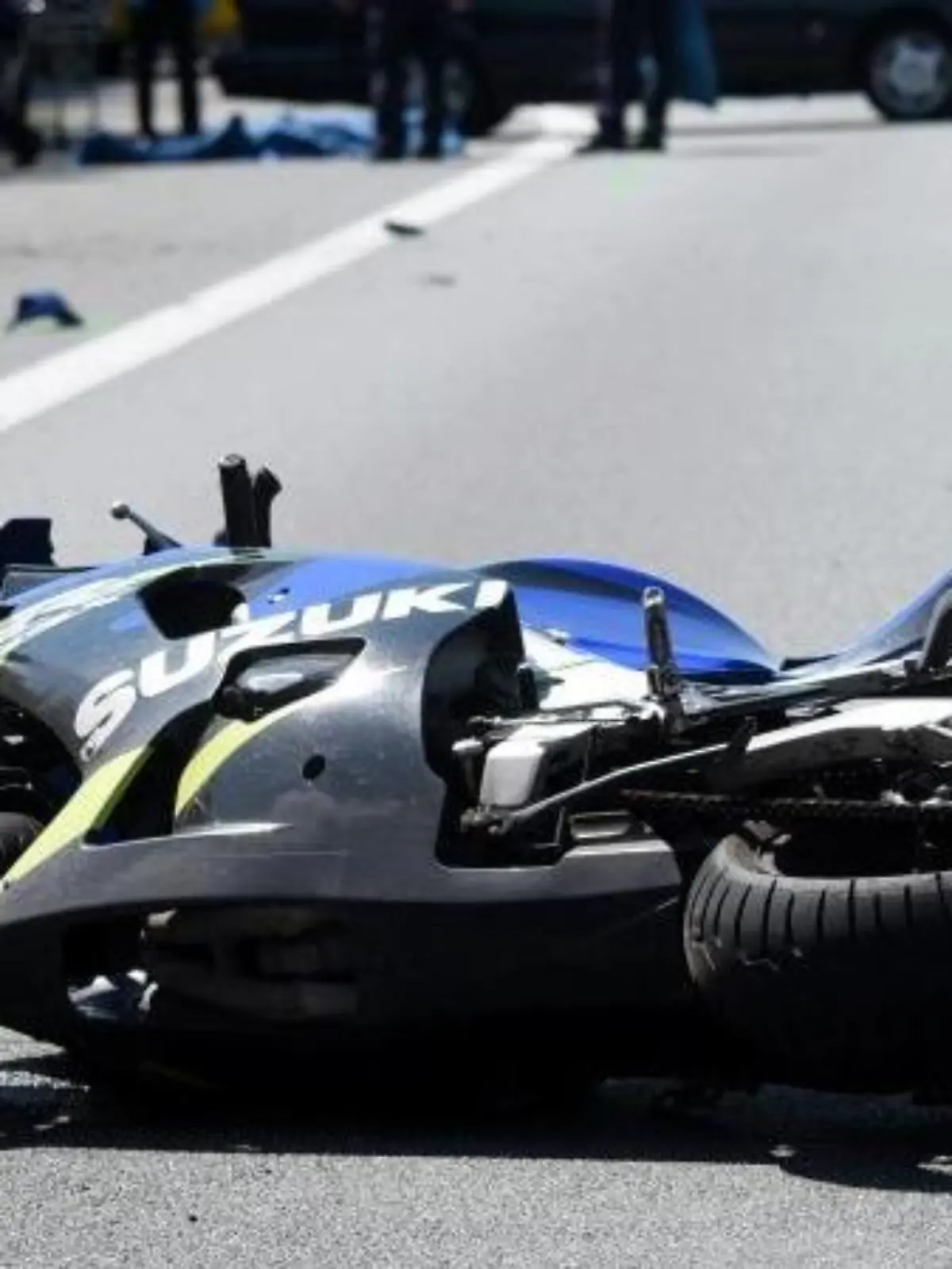 Das Motorrad eines jungen Mannes liegt auf einer Autobahn auf der Straße. Foto: Jürgen Mahnke/Archiv