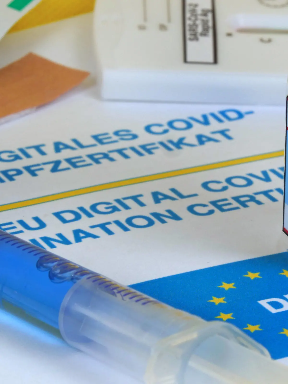  EU-Impfzertifikat als Symbolbild Impfpass *** EU vaccination certificate as a symbol Vaccination certificate