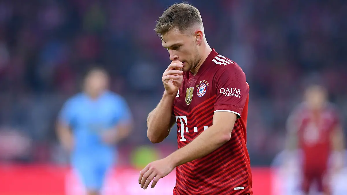 Fussball 1. Bundesliga Saison 2021/2022 11. Spieltag FC Bayern Muenchen - SC Freiburg 06.11.2021 Joshua Kimmich FC Bayern Muenchen nachdenklich *** Football 1 Bundesliga season 2021 2022 11 matchday FC Bayern Muenchen SC Freiburg 06 11 2021 Joshua Kimmich FC Bayern Muenchen thoughtful