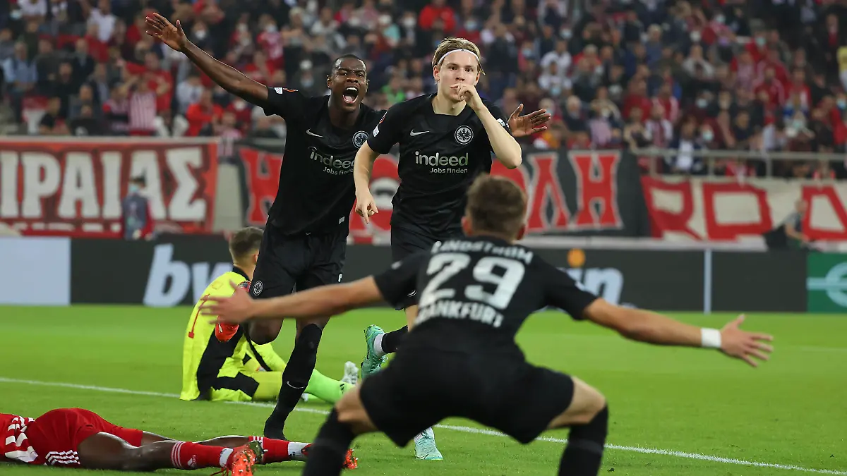 Sport Bilder des Tages 04.11.2021, Fussball UEFA Europa League, Olympiakos Piräus - Eintracht Frankfurt, emonline, despor, emspor, v.l., Torjubel zum 1:2 durch Jens Petter Hauge Eintracht Frankfurt, Goal celebration, celebrate the goal, Evan Ndicka Eintracht Frankfurt, Jesper Lindström Eintracht Frankfurt DFL/DFB REGULATIONS PROHIBIT ANY USE OF PHOTOGRAPHS AS IMAGE SEQUENCES AND/OR QUASI-VIDEO. xdcx *** 04 11 2021, Football UEFA Europa League, Olympiakos Piraeus Eintracht Frankfurt, emonline, despor, emspor, v l , Goal celebration, celebrate the goal, Evan Ndicka Eintracht Frankfurt , Jesper Lindström Eintracht Frankfurt DFL DFB REGULATIONS PROHIBIT ANY USE OF PHOTOGRAPHS AS IMAGE SEQUENCES AND OR QUASI VIDEO xdcx Copyright: HMBxMedia/Claus