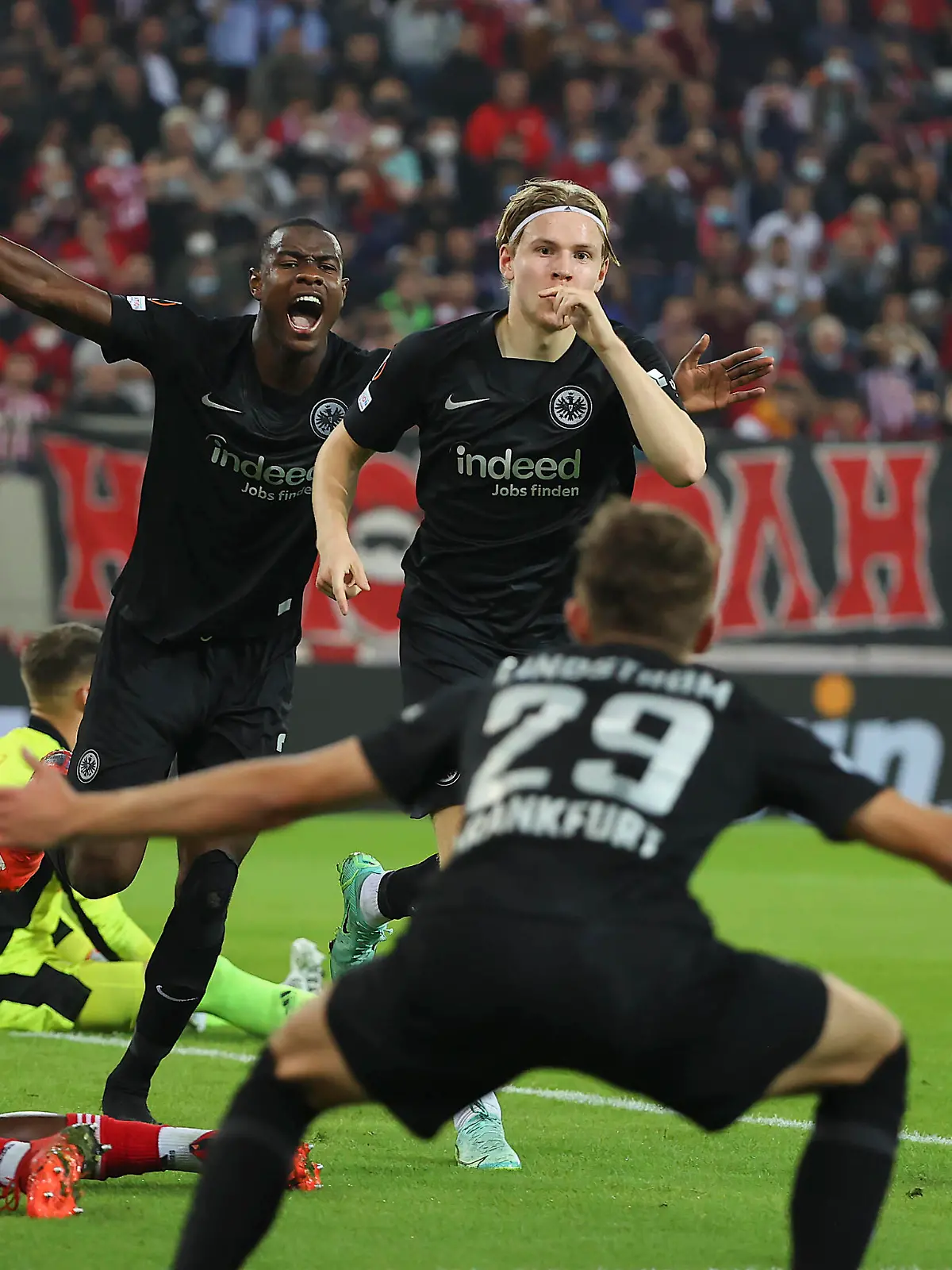 Sport Bilder des Tages 04.11.2021, Fussball UEFA Europa League, Olympiakos Piräus - Eintracht Frankfurt, emonline, despor, emspor, v.l., Torjubel zum 1:2 durch Jens Petter Hauge Eintracht Frankfurt, Goal celebration, celebrate the goal, Evan Ndicka Eintracht Frankfurt, Jesper Lindström Eintracht Frankfurt DFL/DFB REGULATIONS PROHIBIT ANY USE OF PHOTOGRAPHS AS IMAGE SEQUENCES AND/OR QUASI-VIDEO. xdcx *** 04 11 2021, Football UEFA Europa League, Olympiakos Piraeus Eintracht Frankfurt, emonline, despor, emspor, v l , Goal celebration, celebrate the goal, Evan Ndicka Eintracht Frankfurt , Jesper Lindström Eintracht Frankfurt DFL DFB REGULATIONS PROHIBIT ANY USE OF PHOTOGRAPHS AS IMAGE SEQUENCES AND OR QUASI VIDEO xdcx Copyright: HMBxMedia/Claus