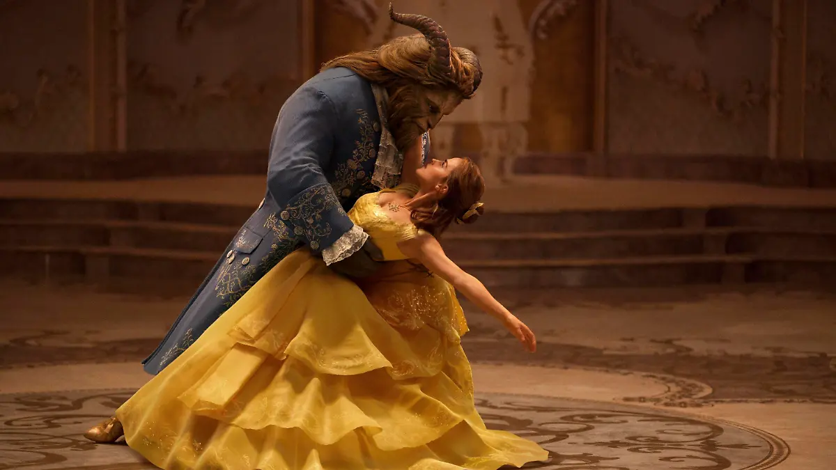 ARCHIV - HANDOUT - Dan Stevens als Biest und Emma Watson als Belle tanzen in einer Szene des Films «Die Schöne und das Biest» miteinander. (zu dpa-Korr «Wirbel um Disney-Film: Die Schöne, das Biest und ein schwuler Diener» vom 15.03.2017) ACHTUNG: Verwendung nur für redaktionelle Zwecke im Zusammenhang mit der aktuellen Berichterstattung über den Film bis zum 16. Juli und nur mit Urhebernennung Foto: Disney/dpa +++(c) dpa - Bildfunk+++