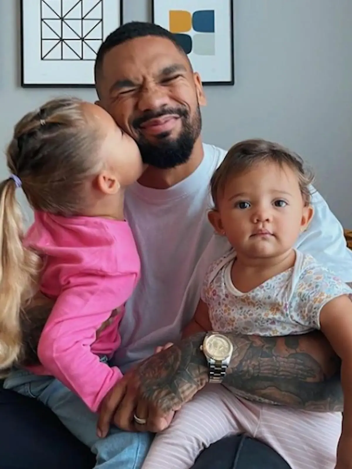 Bild zu: "Dominic Harrison ist "Daddy allein zu Haus""