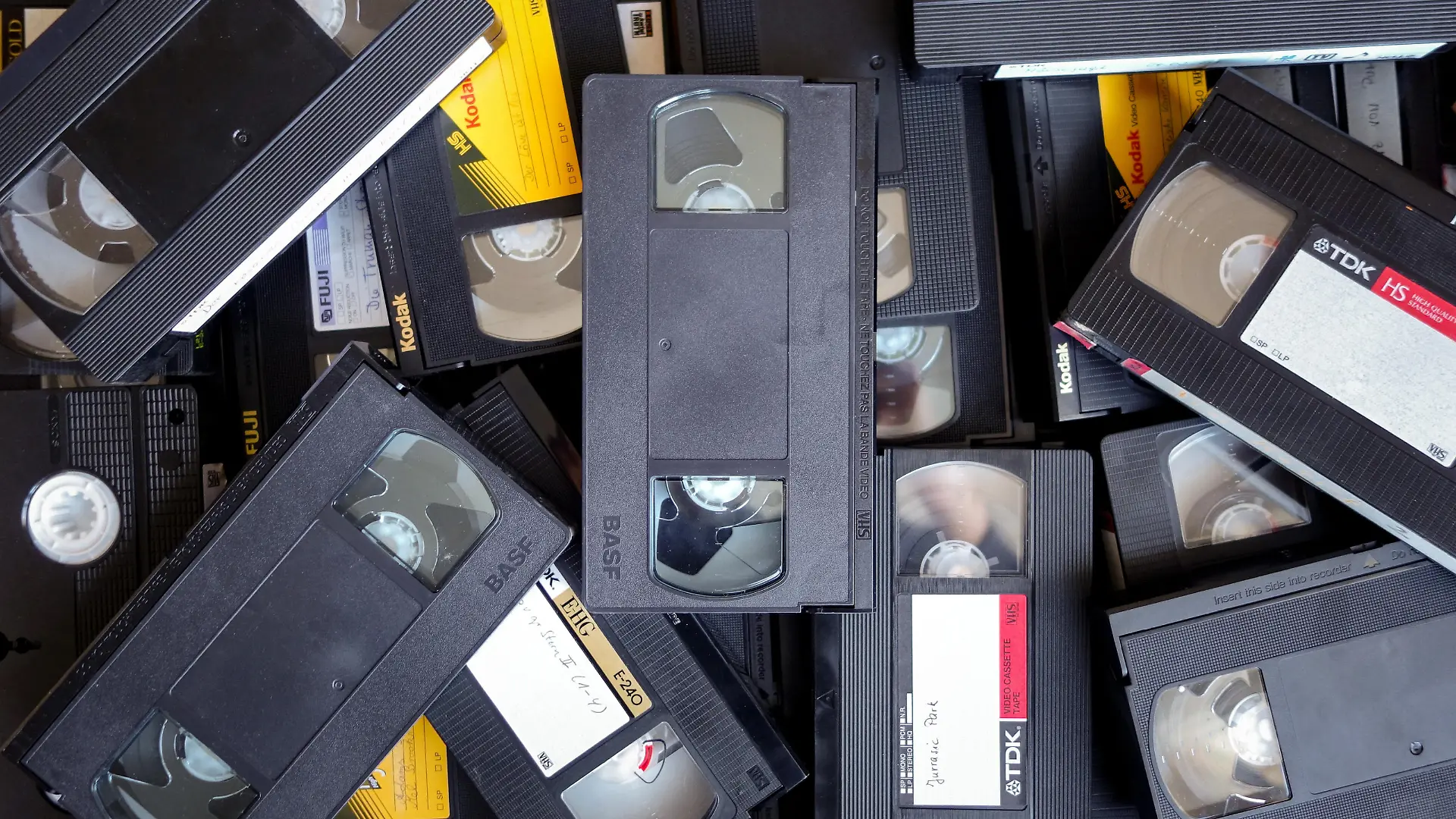 VHS Kassetten unterschiedlicher Hersteller. Foto vom 25. November 2018.