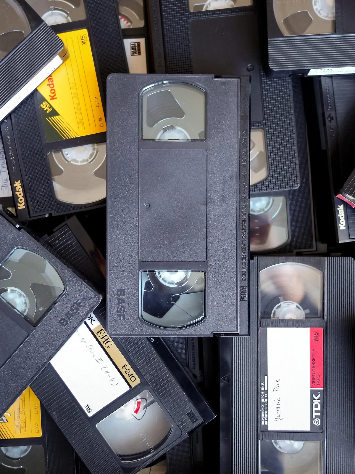 VHS Kassetten unterschiedlicher Hersteller. Foto vom 25. November 2018.