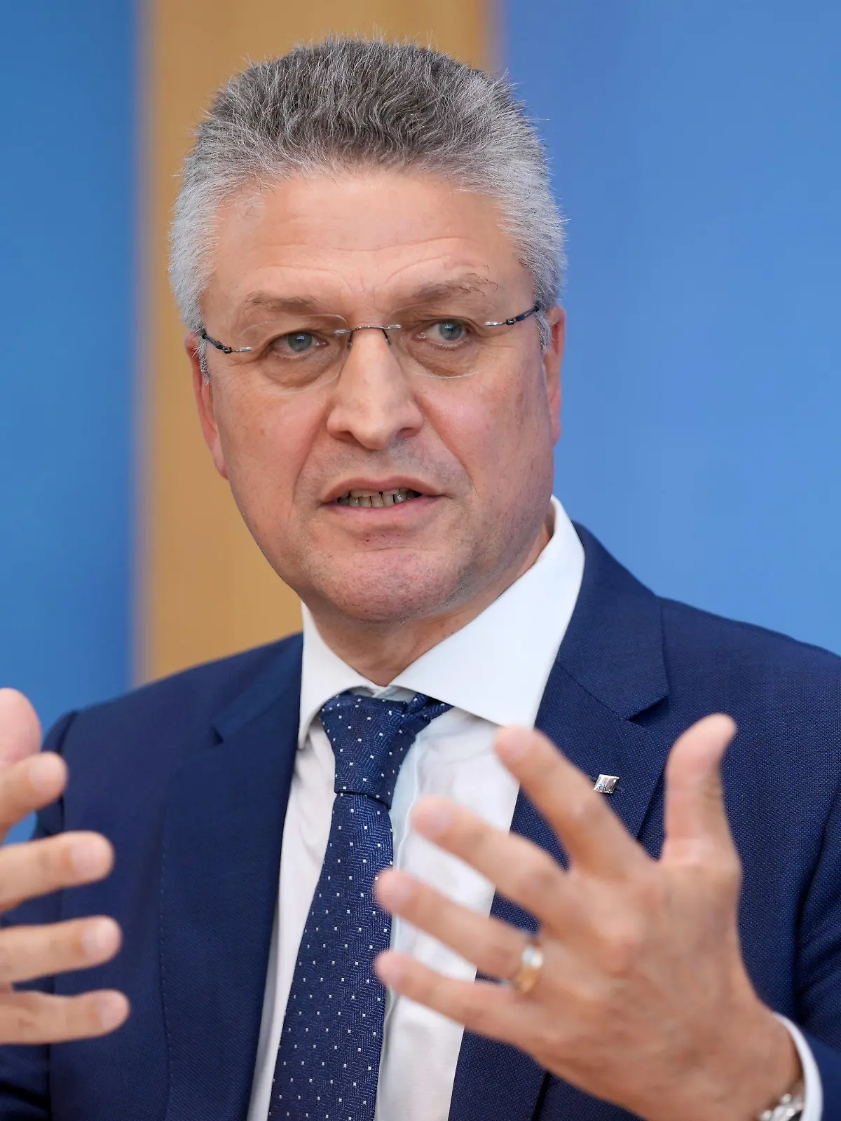 ARCHIV - 03.11.2021, Berlin: Lothar H. Wieler, Präsident des Robert Koch Institut (RKI), äußert sich in einer Pressekonferenz u.a. zu Auffrischungs-Impfungen gegen Corona, in der Bundespressekonferenz. (zu dpa: «RKI-Chef Wieler: «Wir waren noch nie so beunruhigt»») Foto: Kay Nietfeld/dpa +++ dpa-Bildfunk +++