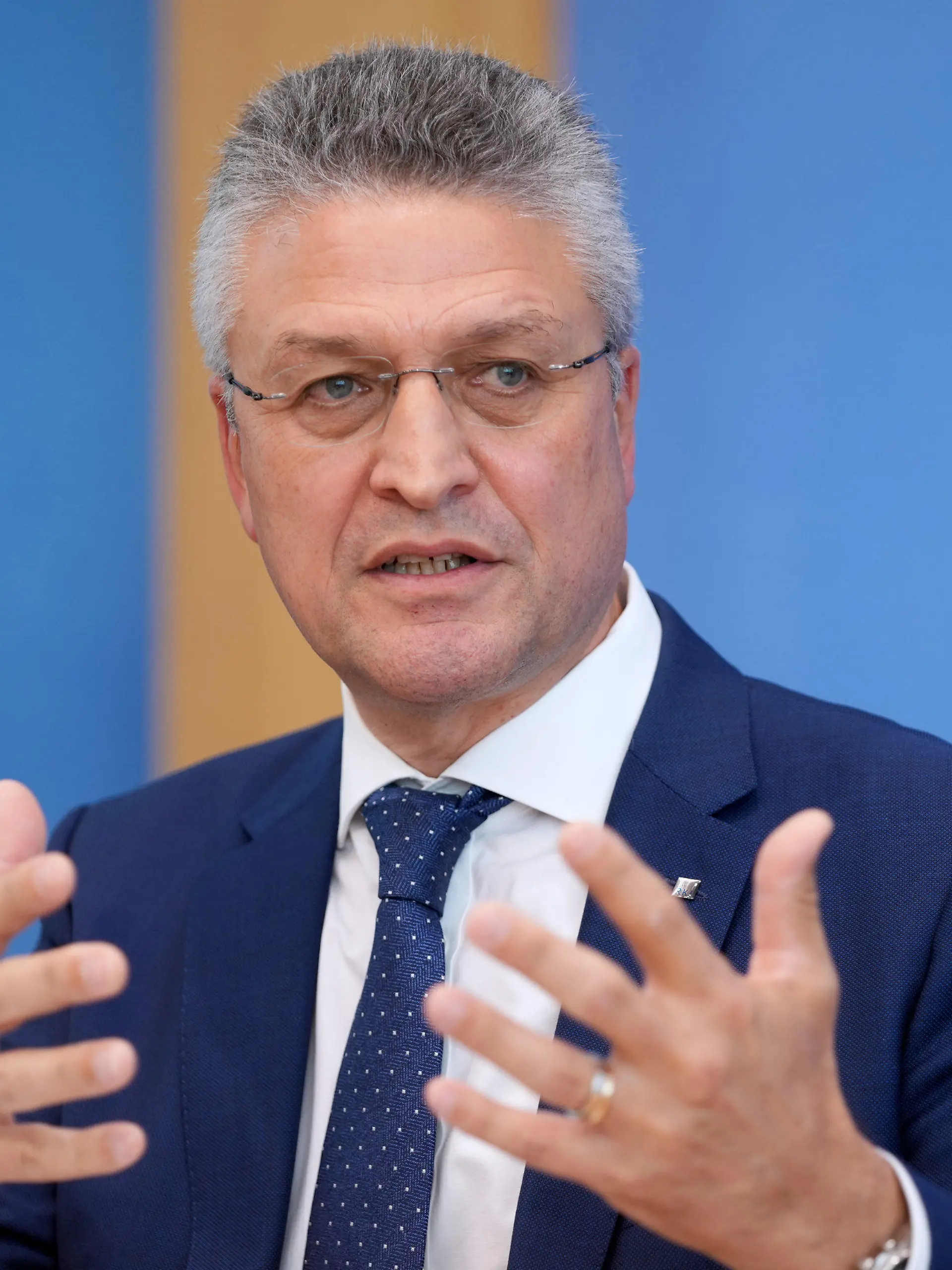 ARCHIV - 03.11.2021, Berlin: Lothar H. Wieler, Präsident des Robert Koch Institut (RKI), äußert sich in einer Pressekonferenz u.a. zu Auffrischungs-Impfungen gegen Corona, in der Bundespressekonferenz. (zu dpa: «RKI-Chef Wieler: «Wir waren noch nie so beunruhigt»») Foto: Kay Nietfeld/dpa +++ dpa-Bildfunk +++