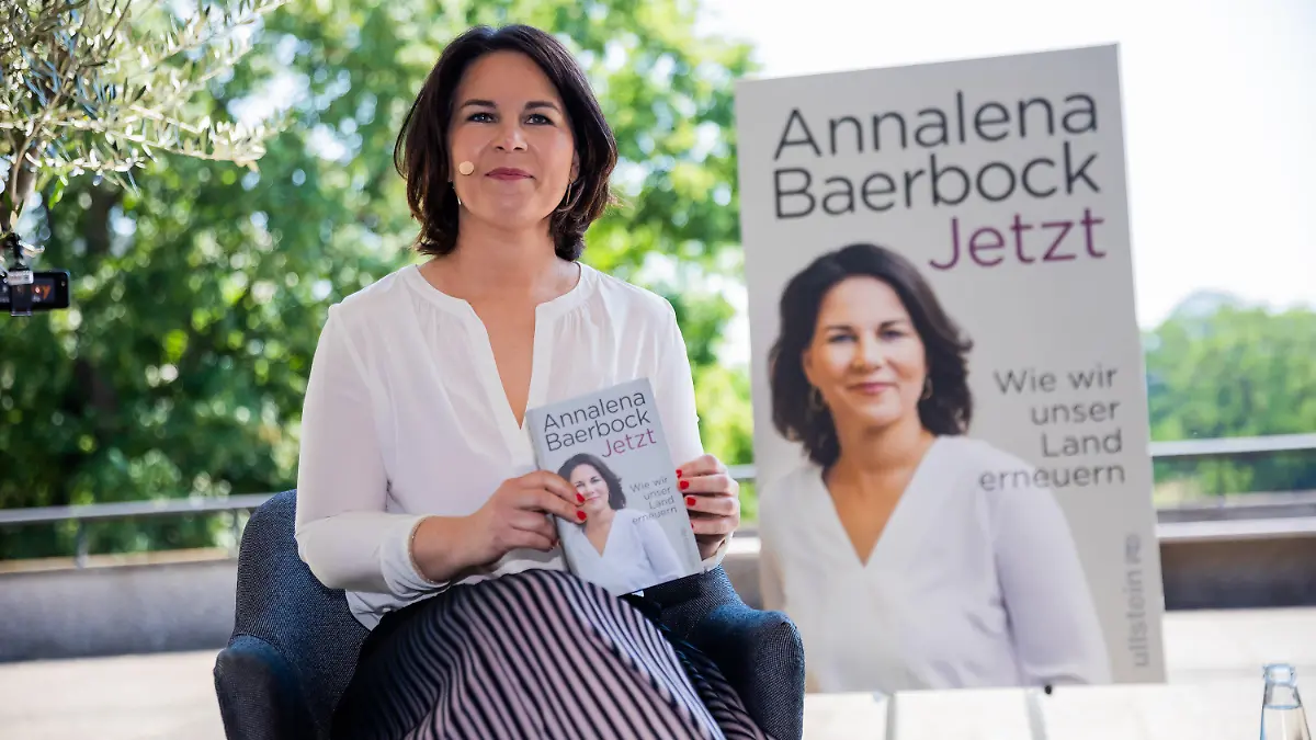 17.06.2021, Berlin: Annalena Baerbock, Kanzlerkandidatin und Bundesvorsitzende von Bündnis 90/Die Grünen, sitzt zu Beginn der Vorstellung ihres Buches «Jetzt. Wie wir unser Land erneuern» mit einem Exemplar in der Hand auf der Bühne. Foto: Christoph Soeder/dpa +++ dpa-Bildfunk +++