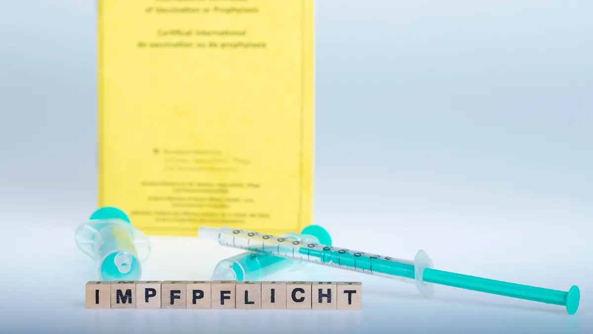 Coronavirus: Impfungen und Impfpass *** Corona virus: Vaccinations and vaccination certificate Aufgrund der Verbreitung des Coronavirus und der neueren und höher ansteckenden Deltavariante wird seitens der Regierung eine hohe Durchimpfungsrate der Bevölkerung angestrebt. Auch wird über eine Impfpflicht für spezielle Berufsgruppen diskutiert. Im Bild: Spritzen und Kanülen liegen mit Buchstabenwürfel ,,Impfpflicht vor gelbem Impfpass. Wien, Österreich. 25.07.2021 *** Due to the spread of the corona virus and the new delta variation the Austrian government focuses a high level of vaccination coverage of the population. Mandatory vaccinations for specific professional groups are discussed. Picture: Injection and letter cubes ,,Impfpflic PUBLICATIONxNOTxINxAUT