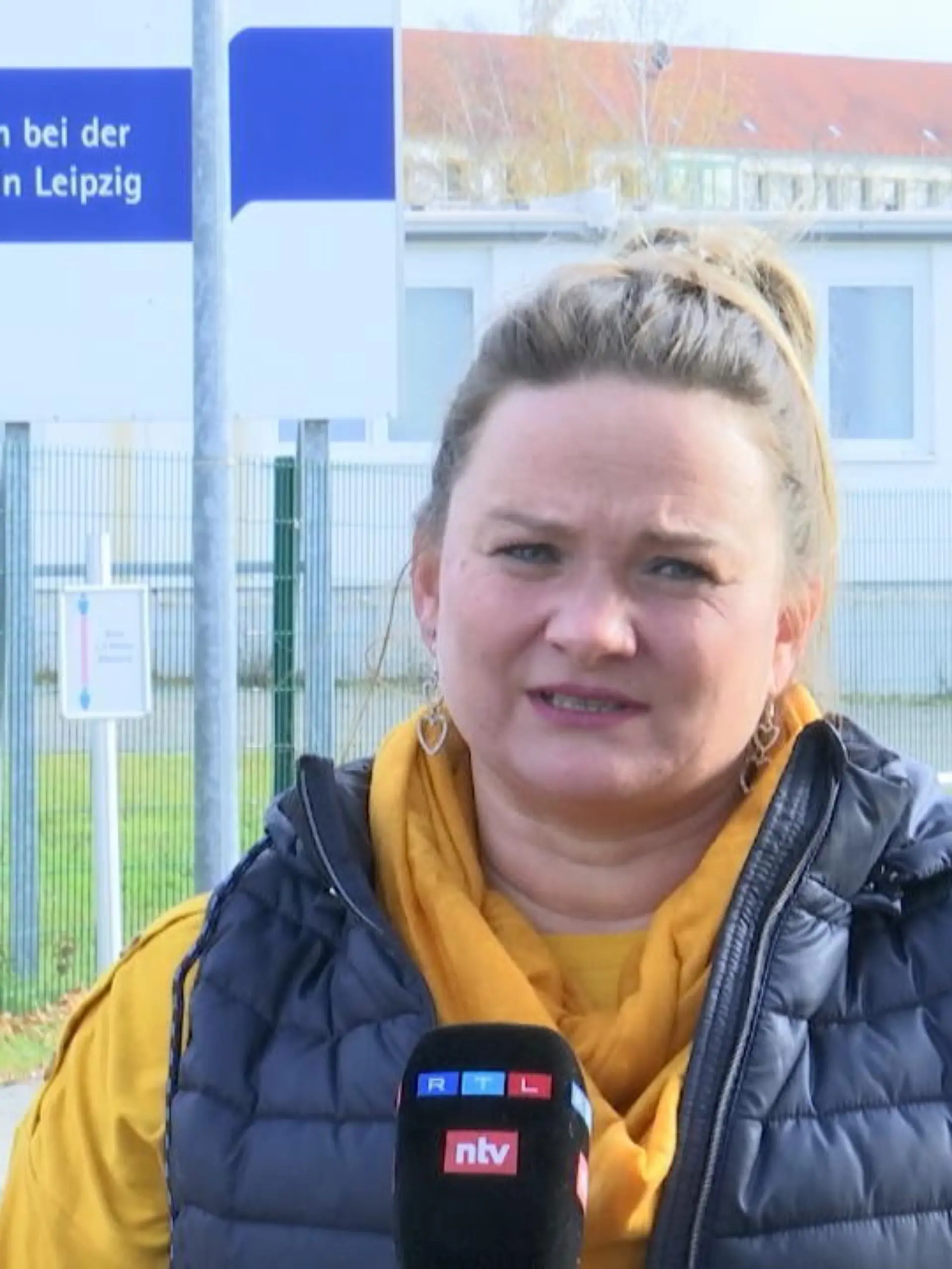 "Die Polizei hat's wieder mal verschlafen", entrüstet sich Cathleen Martin. Die Pressesprecherin der Polizeigewerkschaft Sachsen fürchtet, dass die Beamten in ihrem Bundesland bald nicht mehr einsatzfähig sind. Von 14.000 Polizisten seien schon jetzt rund 400 an Corona erkrankt und 600 in Quarantäne. Ein Ausfall, der kaum aufzufangen ist. "Wenn man das umrechnet, sind wir bei einer Inzidenz von circa 4.000", sagt sie. Martin wirft dem Innenministerium vor, sich nicht rechtzeitig um Booster-Impfungen gekümmert zu haben.