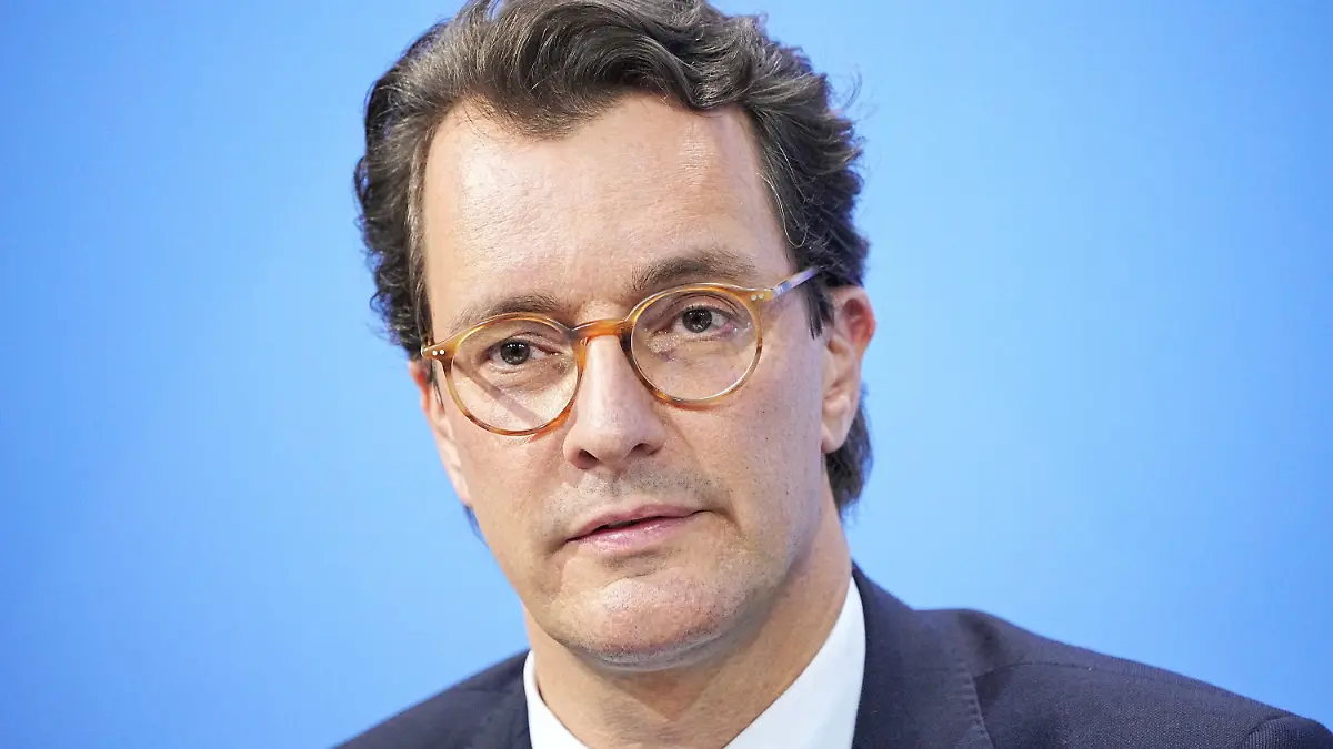 18.11.2021, Berlin: Hendrik Wüst (CDU), Ministerpräsident von Nordrhein-Westfalen, nimmt im Anschluss an die Videokonferenz der Bundeskanzlerin mit den Ministerpräsidenten an einer Pressekonferenz im Bundeskanzleramt teil. Foto: Michael Kappeler/dpa POOL/dpa +++ dpa-Bildfunk +++