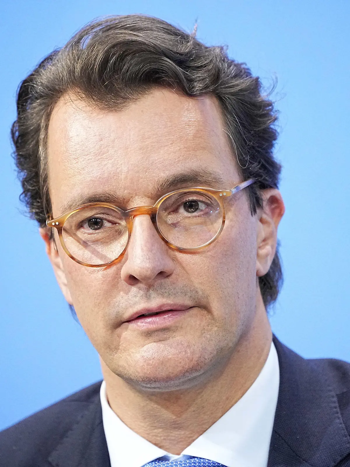 18.11.2021, Berlin: Hendrik Wüst (CDU), Ministerpräsident von Nordrhein-Westfalen, nimmt im Anschluss an die Videokonferenz der Bundeskanzlerin mit den Ministerpräsidenten an einer Pressekonferenz im Bundeskanzleramt teil. Foto: Michael Kappeler/dpa POOL/dpa +++ dpa-Bildfunk +++