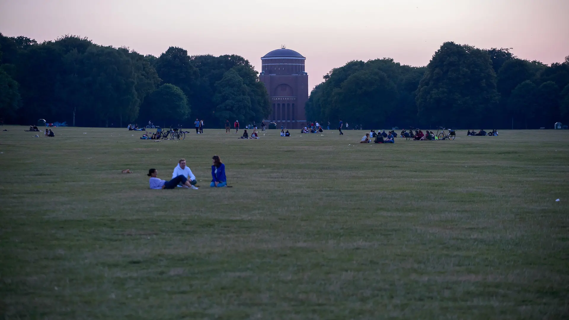ARCHIV - 02.07.2021, Hamburg: Die Stadtpark-Wiese vor dem Planetarium ist am Abend vergleichsweise leer. Eine 15-Jährige soll dort vor einem Jahr von mehreren Jugendlichen vergewaltigt worden sein. (zu dpa: «Nach Gruppenvergewaltigung: Hasspostings und Unterschriftensammlung») Foto: Jonas Walzberg/dpa +++ dpa-Bildfunk +++