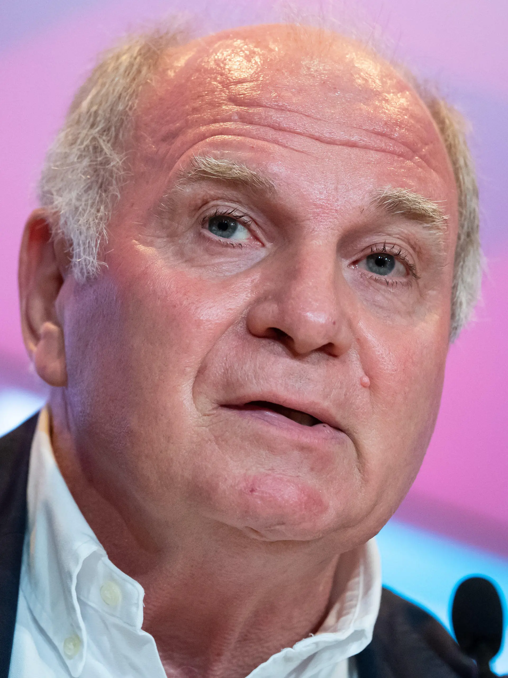 ARCHIV - 30.08.2019, Bayern, München: Uli Hoeneß, damals Präsident FC Bayern München, nimmt an einer Pressekonferenz seines Vereins teil. (zu dpa "Bayern-Patron Hoeneß ist für Geisterspiele und Lemke-Vorschlag") Foto: Sven Hoppe/dpa +++ dpa-Bildfunk +++