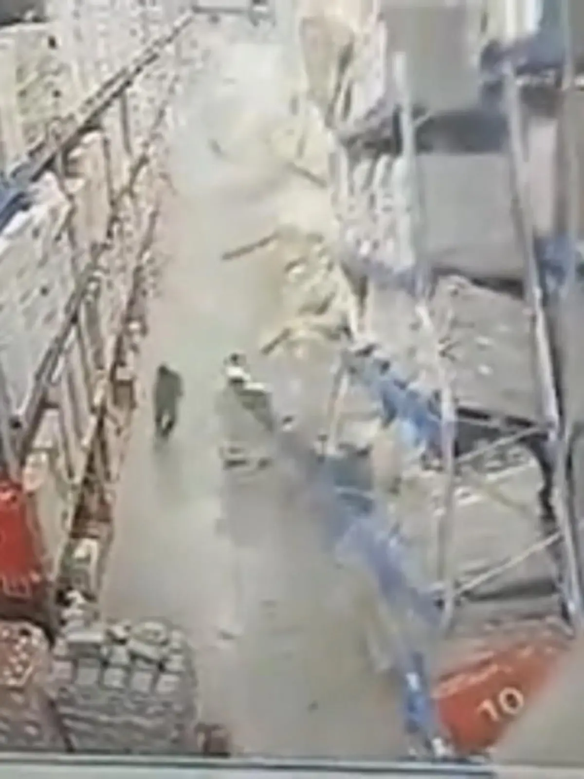 In einem Alkohollager in Krasnojarsk brechen Hochregale über einem Mann zusammen, der verletzt überlebt.