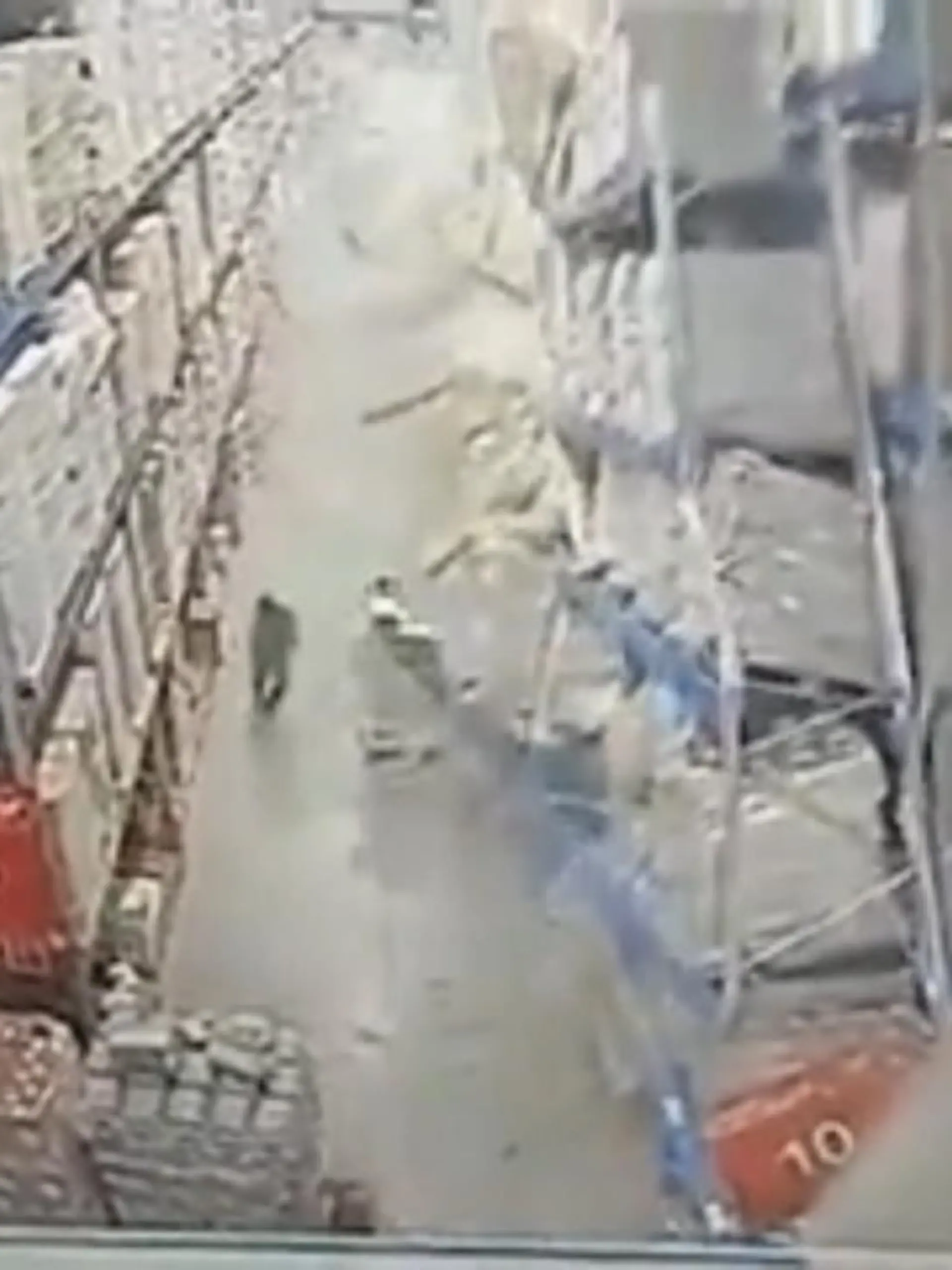In einem Alkohollager in Krasnojarsk brechen Hochregale über einem Mann zusammen, der verletzt überlebt.