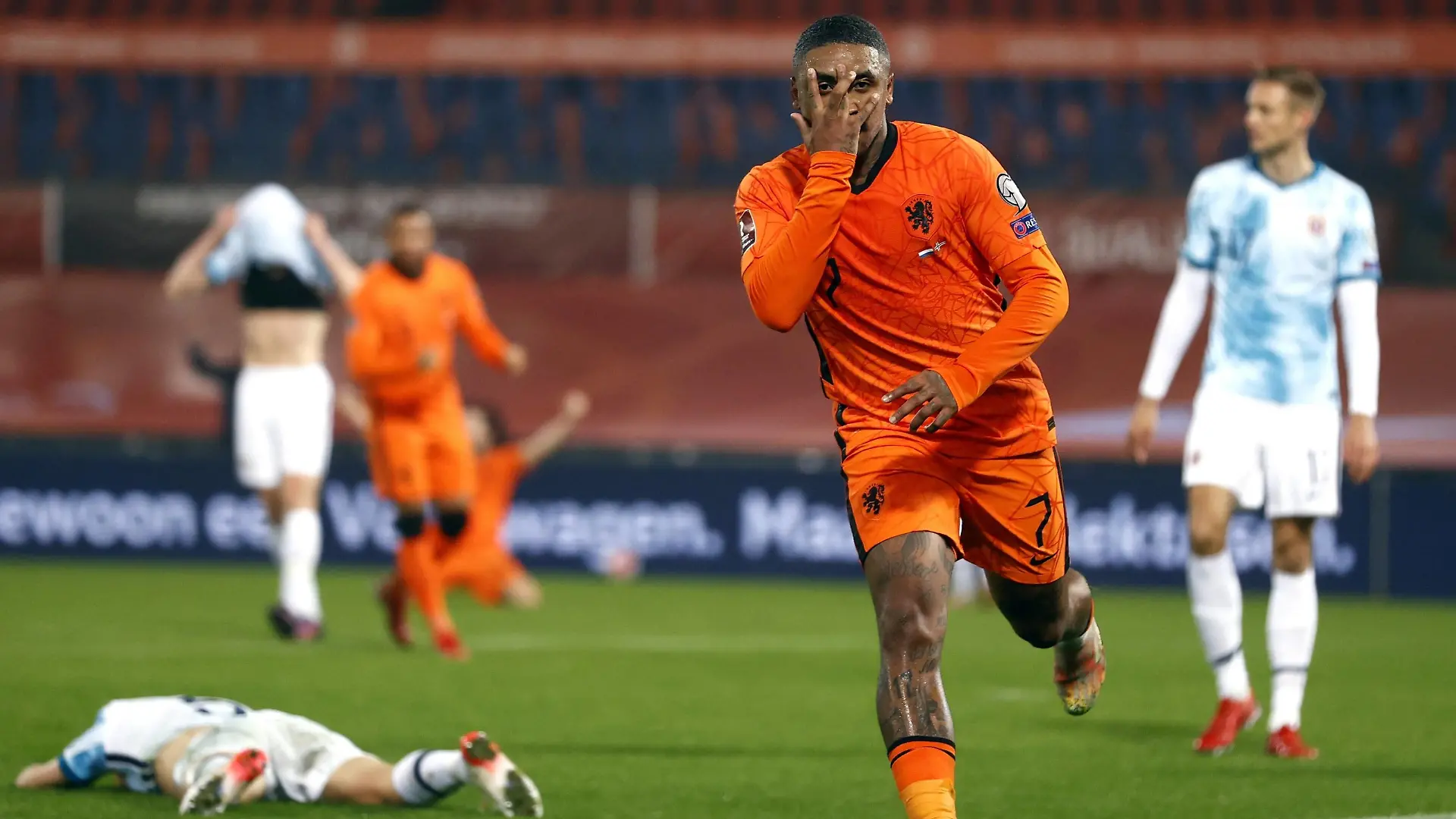Fußball, WM Quali, Niederlande - Norwegen ROTTERDAM - Steven Bergwijn of Holland celebrates 1-0 during the World Cup qualifier match between the Netherlands and Norway at Stadion de Kuip on November 16, 2021 in Rotterdam, Netherlands. KOEN VAN WEEL FIFA World Cup, WM, Weltmeisterschaft, Fussball Qualifier 2021/2022 xVIxANPxSportx/xxANPxIVx *** ROTTERDAM Steven Bergwijn of Holland celebrates 1 0 during the World Cup qualifier match between the Netherlands and Norway at Stadion de Kuip on November 16, 2021 in Rotterdam, Netherlands KOEN VAN WEEL FIFA World Cup Qualifier 2021 2022 xVIxANPxSportx xxANPxIVx 440771609