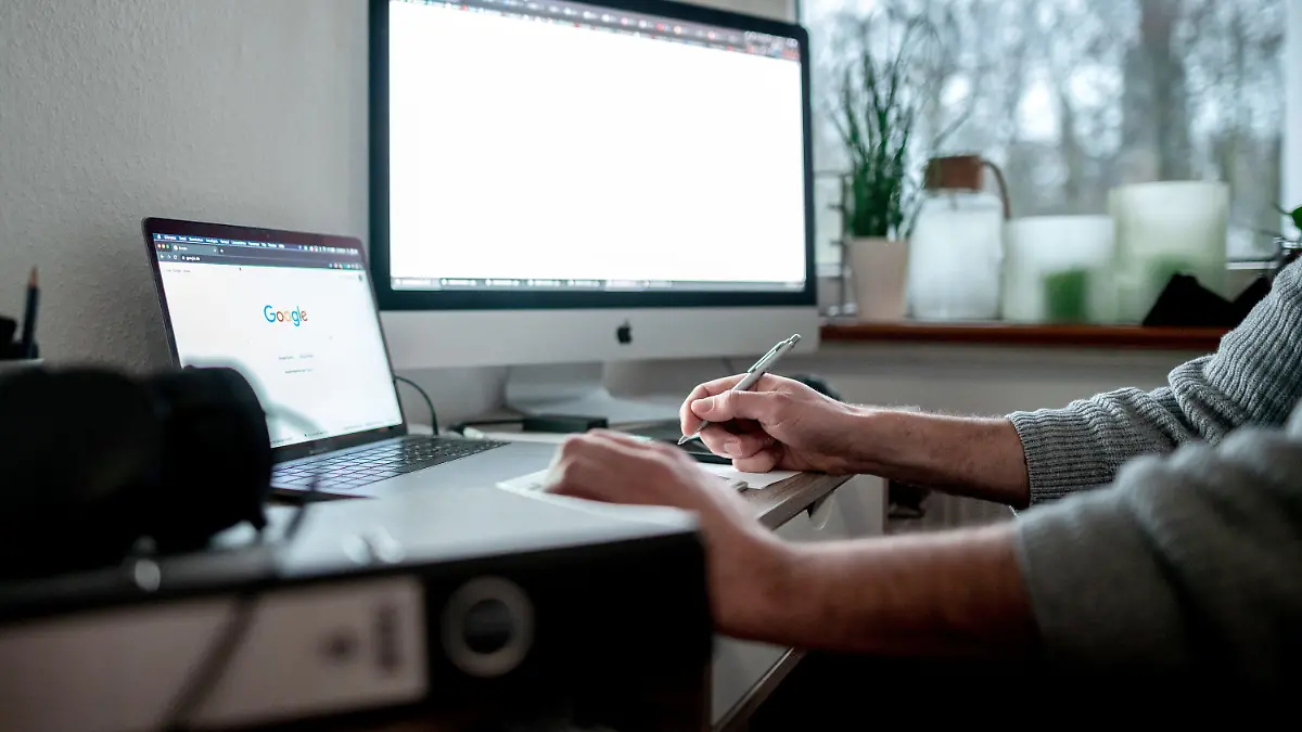 ARCHIV - 19.01.2021, Nordrhein-Westfalen, Oberhausen: ILLUSTRATION - Ein Mann sitzt an einem Schreibtisch im Homeoffice . Angesichts der verschärften Corona-Lage in Deutschland wird die Homeoffice-Pflicht für Arbeitnehmer voraussichtlich wieder eingeführt. (zu dpa: «Ampel-Fraktionen wollen Homeoffice-Pflicht wieder einführen») Foto: Fabian Strauch/dpa +++ dpa-Bildfunk +++