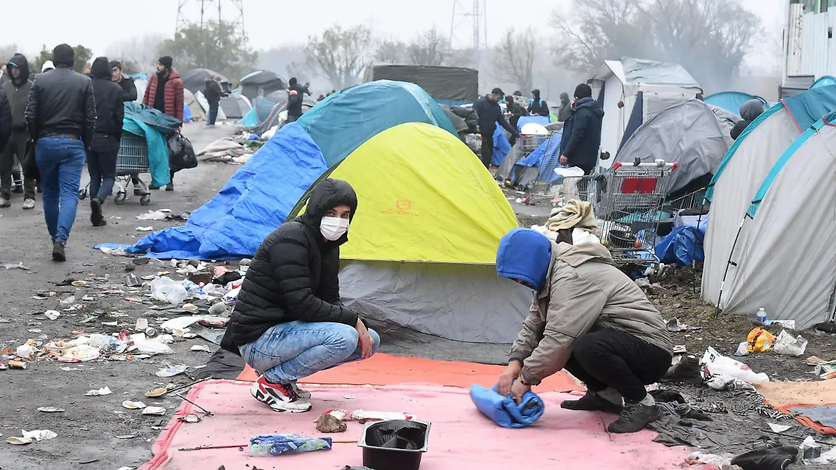 ©PHOTOPQR/VOIX DU NORD/Sebastien JARRY ; Grande-Synthe. le 16/11/2021. Evacuation du camp de migrants du site de la Secherie. Grande Synthe, France, nov 16th 2021. Evacuation of migrants from La Secherie camp